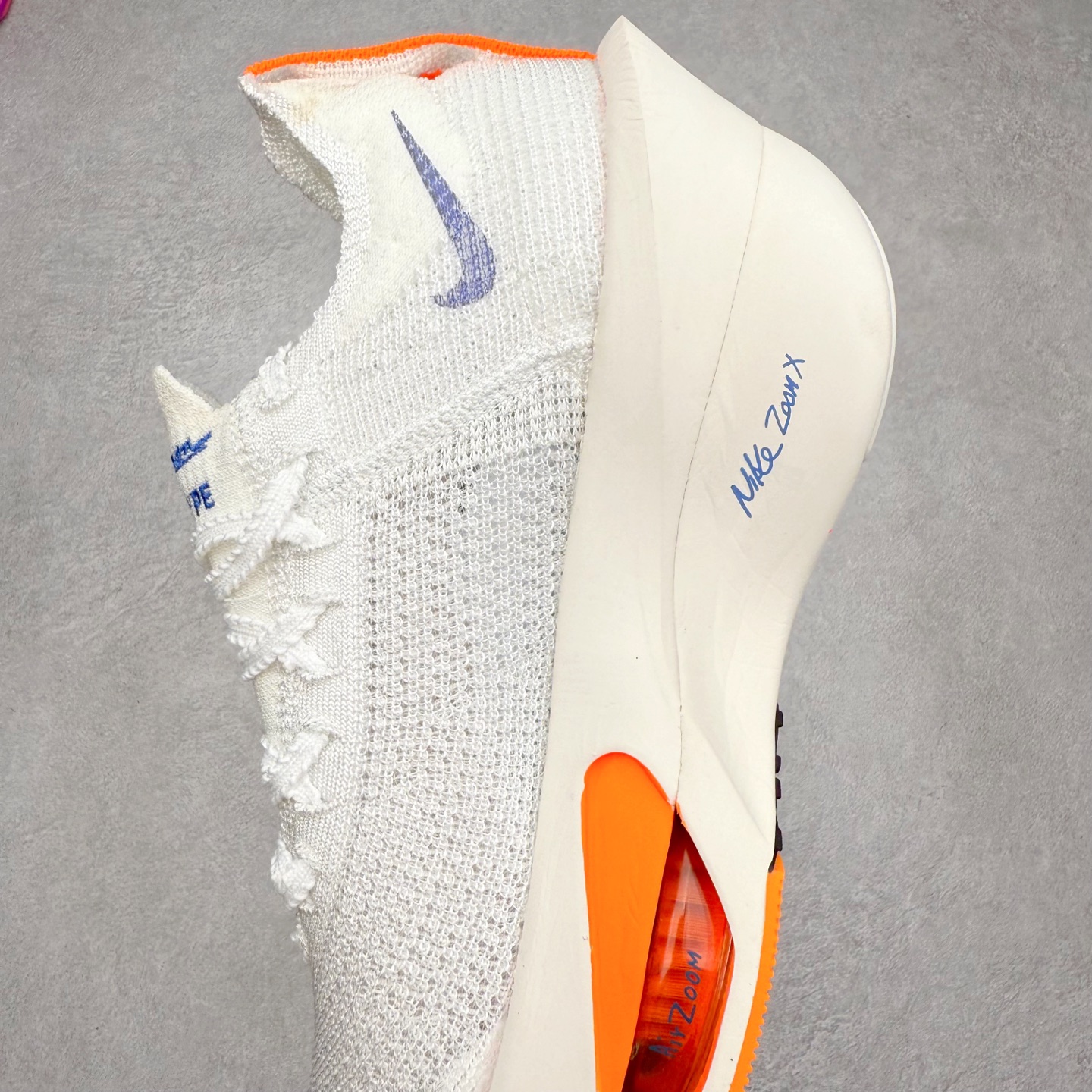 图片[7]-NK Air Zoom Alphafly NEXT% 3 2024全新马拉松超级跑鞋 有史以来最轻盈、测试次数最多的NK Alphafly 经过精英马拉松运动员的测试验证 并搭载Air Zoom气垫 旨在助力跑者实现突破 取得更佳的成绩 在开发过程中 Alphafly 3帮助耐克运动员凯尔文·基普图姆（Kelvin Kiptum）以2：00：35的成绩刷新了马拉松世界纪录 Alphafly的动力设计没有改变——Air Zoom气垫单元、Flyplate碳纤维板和ZoomX泡绵 但是整体系统的制作方法略有调整 优化和提升了对运动员的帮助 主要更新包括一体式鞋底 提供顺畅稳定的“后跟到脚趾”过渡；更宽的全长Flyplate碳纤维板提供稳定助推力 全新Fast Shot外底保证出色牵引力和抓地力 全新Atomknit 3.0鞋面提供更强的控制力、透气性和中足支撑力 尺码：36 36.5 37.5 38 38.5 39 40 40.5 41 42 42.5 43 44 44.5 45-选品中心