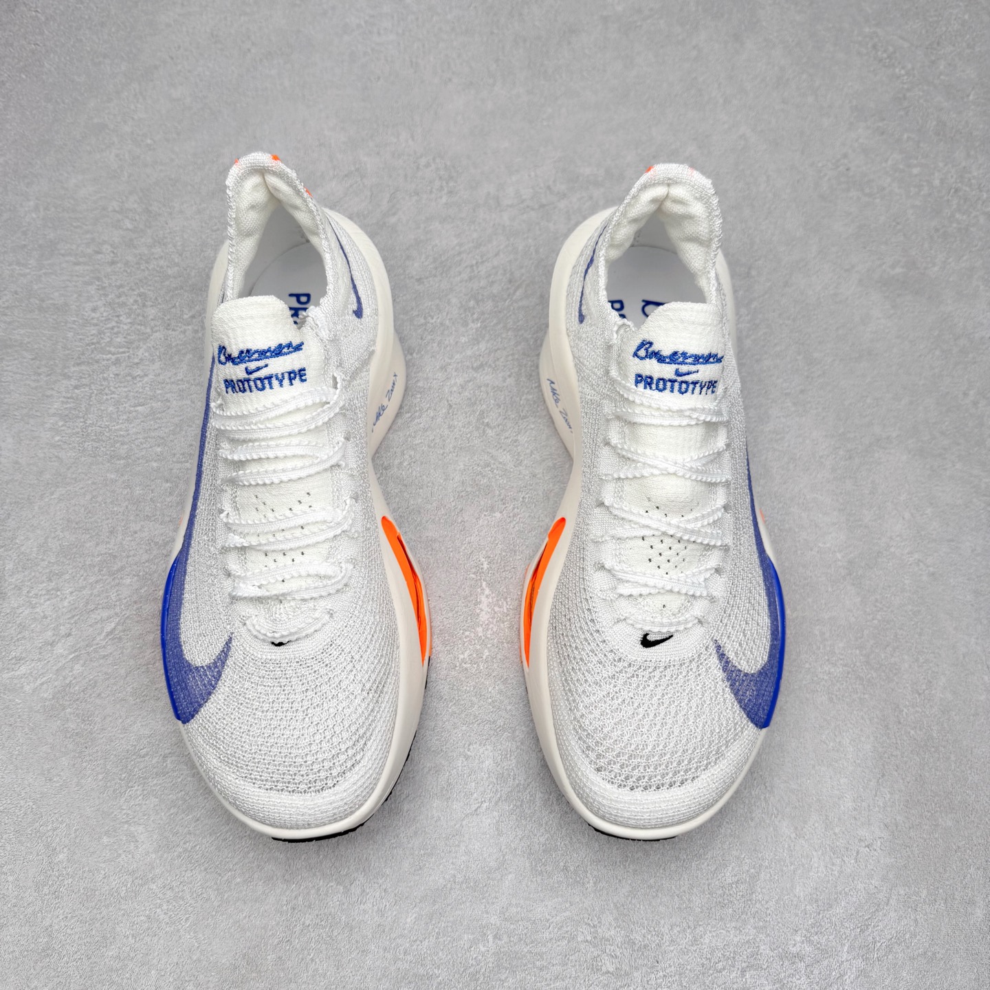 图片[2]-NK Air Zoom Alphafly NEXT% 3 2024全新马拉松超级跑鞋 有史以来最轻盈、测试次数最多的NK Alphafly 经过精英马拉松运动员的测试验证 并搭载Air Zoom气垫 旨在助力跑者实现突破 取得更佳的成绩 在开发过程中 Alphafly 3帮助耐克运动员凯尔文·基普图姆（Kelvin Kiptum）以2：00：35的成绩刷新了马拉松世界纪录 Alphafly的动力设计没有改变——Air Zoom气垫单元、Flyplate碳纤维板和ZoomX泡绵 但是整体系统的制作方法略有调整 优化和提升了对运动员的帮助 主要更新包括一体式鞋底 提供顺畅稳定的“后跟到脚趾”过渡；更宽的全长Flyplate碳纤维板提供稳定助推力 全新Fast Shot外底保证出色牵引力和抓地力 全新Atomknit 3.0鞋面提供更强的控制力、透气性和中足支撑力 尺码：36 36.5 37.5 38 38.5 39 40 40.5 41 42 42.5 43 44 44.5 45-选品中心