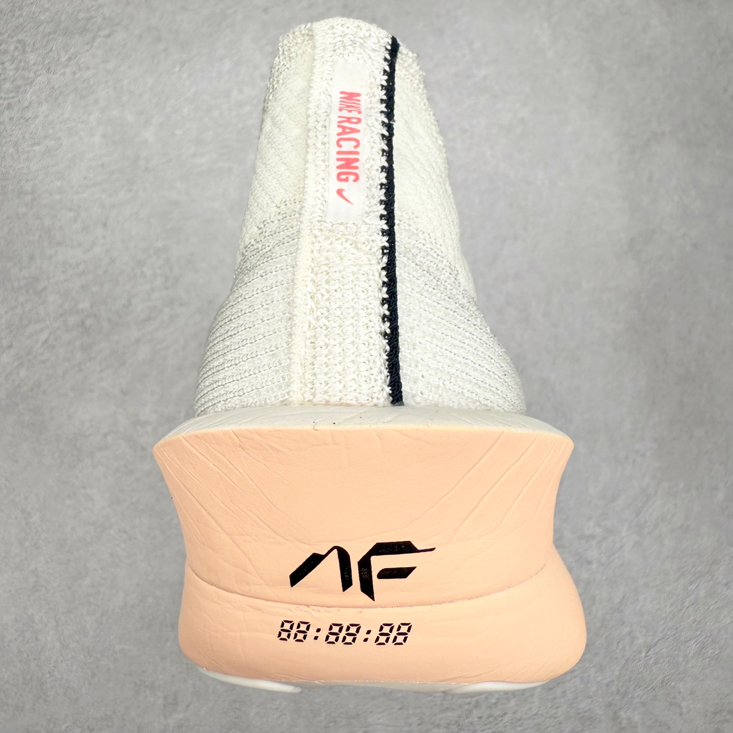 图片[8]-NK Air Zoom Alphafly NEXT% 3 2024全新马拉松超级跑鞋 有史以来最轻盈、测试次数最多的NK Alphafly 经过精英马拉松运动员的测试验证 并搭载Air Zoom气垫 旨在助力跑者实现突破 取得更佳的成绩 在开发过程中 Alphafly 3帮助耐克运动员凯尔文·基普图姆（Kelvin Kiptum）以2：00：35的成绩刷新了马拉松世界纪录 Alphafly的动力设计没有改变——Air Zoom气垫单元、Flyplate碳纤维板和ZoomX泡绵 但是整体系统的制作方法略有调整 优化和提升了对运动员的帮助 主要更新包括一体式鞋底 提供顺畅稳定的“后跟到脚趾”过渡；更宽的全长Flyplate碳纤维板提供稳定助推力 全新Fast Shot外底保证出色牵引力和抓地力 全新Atomknit 3.0鞋面提供更强的控制力、透气性和中足支撑力 尺码：36 36.5 37.5 38 38.5 39 40 40.5 41 42 42.5 43 44 44.5 45-选品中心