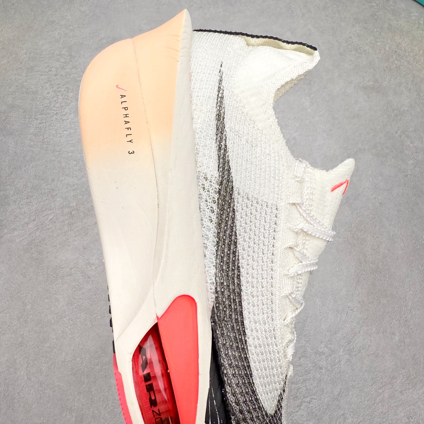 图片[6]-NK Air Zoom Alphafly NEXT% 3 2024全新马拉松超级跑鞋 有史以来最轻盈、测试次数最多的NK Alphafly 经过精英马拉松运动员的测试验证 并搭载Air Zoom气垫 旨在助力跑者实现突破 取得更佳的成绩 在开发过程中 Alphafly 3帮助耐克运动员凯尔文·基普图姆（Kelvin Kiptum）以2：00：35的成绩刷新了马拉松世界纪录 Alphafly的动力设计没有改变——Air Zoom气垫单元、Flyplate碳纤维板和ZoomX泡绵 但是整体系统的制作方法略有调整 优化和提升了对运动员的帮助 主要更新包括一体式鞋底 提供顺畅稳定的“后跟到脚趾”过渡；更宽的全长Flyplate碳纤维板提供稳定助推力 全新Fast Shot外底保证出色牵引力和抓地力 全新Atomknit 3.0鞋面提供更强的控制力、透气性和中足支撑力 尺码：36 36.5 37.5 38 38.5 39 40 40.5 41 42 42.5 43 44 44.5 45-选品中心