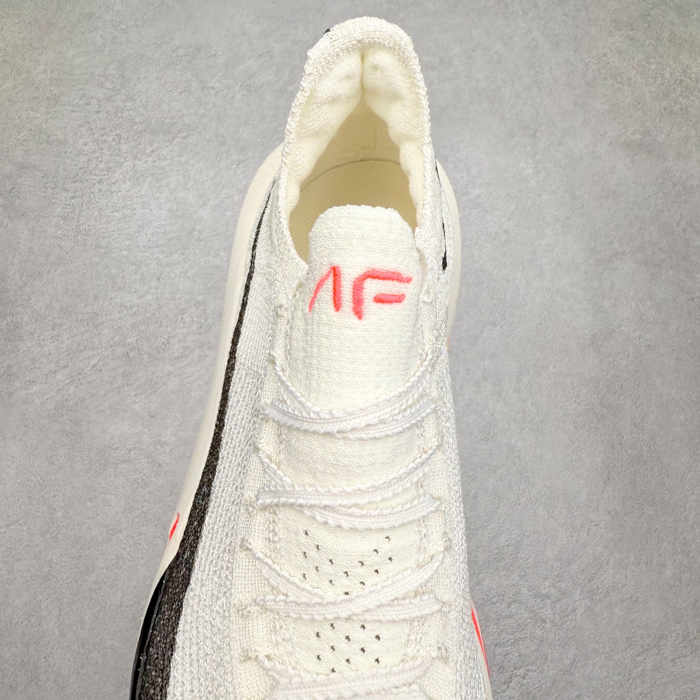 图片[5]-NK Air Zoom Alphafly NEXT% 3 2024全新马拉松超级跑鞋 有史以来最轻盈、测试次数最多的NK Alphafly 经过精英马拉松运动员的测试验证 并搭载Air Zoom气垫 旨在助力跑者实现突破 取得更佳的成绩 在开发过程中 Alphafly 3帮助耐克运动员凯尔文·基普图姆（Kelvin Kiptum）以2：00：35的成绩刷新了马拉松世界纪录 Alphafly的动力设计没有改变——Air Zoom气垫单元、Flyplate碳纤维板和ZoomX泡绵 但是整体系统的制作方法略有调整 优化和提升了对运动员的帮助 主要更新包括一体式鞋底 提供顺畅稳定的“后跟到脚趾”过渡；更宽的全长Flyplate碳纤维板提供稳定助推力 全新Fast Shot外底保证出色牵引力和抓地力 全新Atomknit 3.0鞋面提供更强的控制力、透气性和中足支撑力 尺码：36 36.5 37.5 38 38.5 39 40 40.5 41 42 42.5 43 44 44.5 45-选品中心