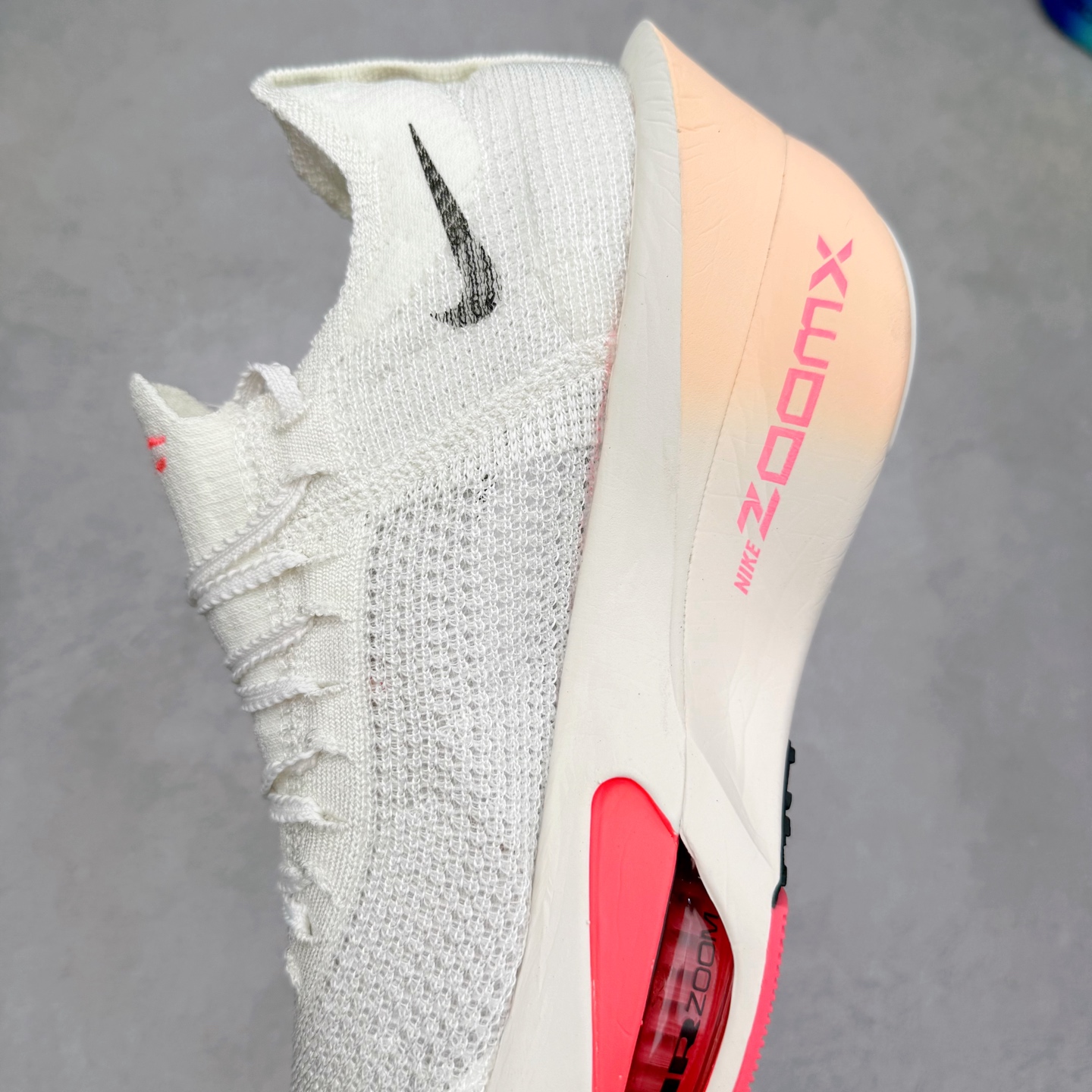 图片[7]-NK Air Zoom Alphafly NEXT% 3 2024全新马拉松超级跑鞋 有史以来最轻盈、测试次数最多的NK Alphafly 经过精英马拉松运动员的测试验证 并搭载Air Zoom气垫 旨在助力跑者实现突破 取得更佳的成绩 在开发过程中 Alphafly 3帮助耐克运动员凯尔文·基普图姆（Kelvin Kiptum）以2：00：35的成绩刷新了马拉松世界纪录 Alphafly的动力设计没有改变——Air Zoom气垫单元、Flyplate碳纤维板和ZoomX泡绵 但是整体系统的制作方法略有调整 优化和提升了对运动员的帮助 主要更新包括一体式鞋底 提供顺畅稳定的“后跟到脚趾”过渡；更宽的全长Flyplate碳纤维板提供稳定助推力 全新Fast Shot外底保证出色牵引力和抓地力 全新Atomknit 3.0鞋面提供更强的控制力、透气性和中足支撑力 尺码：36 36.5 37.5 38 38.5 39 40 40.5 41 42 42.5 43 44 44.5 45-选品中心