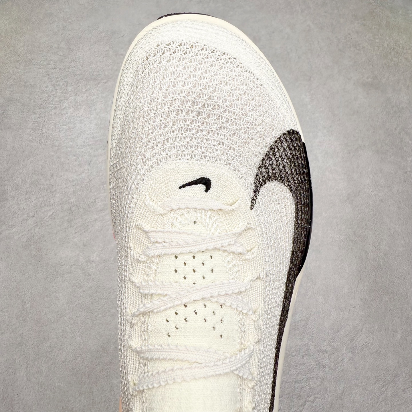 图片[4]-NK Air Zoom Alphafly NEXT% 3 2024全新马拉松超级跑鞋 有史以来最轻盈、测试次数最多的NK Alphafly 经过精英马拉松运动员的测试验证 并搭载Air Zoom气垫 旨在助力跑者实现突破 取得更佳的成绩 在开发过程中 Alphafly 3帮助耐克运动员凯尔文·基普图姆（Kelvin Kiptum）以2：00：35的成绩刷新了马拉松世界纪录 Alphafly的动力设计没有改变——Air Zoom气垫单元、Flyplate碳纤维板和ZoomX泡绵 但是整体系统的制作方法略有调整 优化和提升了对运动员的帮助 主要更新包括一体式鞋底 提供顺畅稳定的“后跟到脚趾”过渡；更宽的全长Flyplate碳纤维板提供稳定助推力 全新Fast Shot外底保证出色牵引力和抓地力 全新Atomknit 3.0鞋面提供更强的控制力、透气性和中足支撑力 尺码：36 36.5 37.5 38 38.5 39 40 40.5 41 42 42.5 43 44 44.5 45-选品中心