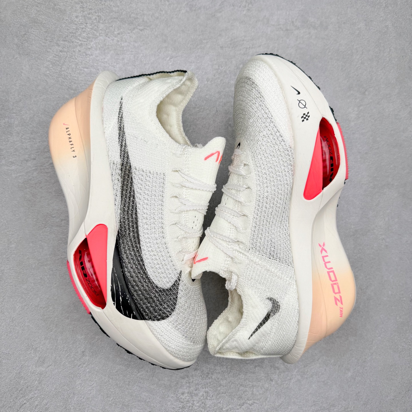 图片[3]-NK Air Zoom Alphafly NEXT% 3 2024全新马拉松超级跑鞋 有史以来最轻盈、测试次数最多的NK Alphafly 经过精英马拉松运动员的测试验证 并搭载Air Zoom气垫 旨在助力跑者实现突破 取得更佳的成绩 在开发过程中 Alphafly 3帮助耐克运动员凯尔文·基普图姆（Kelvin Kiptum）以2：00：35的成绩刷新了马拉松世界纪录 Alphafly的动力设计没有改变——Air Zoom气垫单元、Flyplate碳纤维板和ZoomX泡绵 但是整体系统的制作方法略有调整 优化和提升了对运动员的帮助 主要更新包括一体式鞋底 提供顺畅稳定的“后跟到脚趾”过渡；更宽的全长Flyplate碳纤维板提供稳定助推力 全新Fast Shot外底保证出色牵引力和抓地力 全新Atomknit 3.0鞋面提供更强的控制力、透气性和中足支撑力 尺码：36 36.5 37.5 38 38.5 39 40 40.5 41 42 42.5 43 44 44.5 45-选品中心