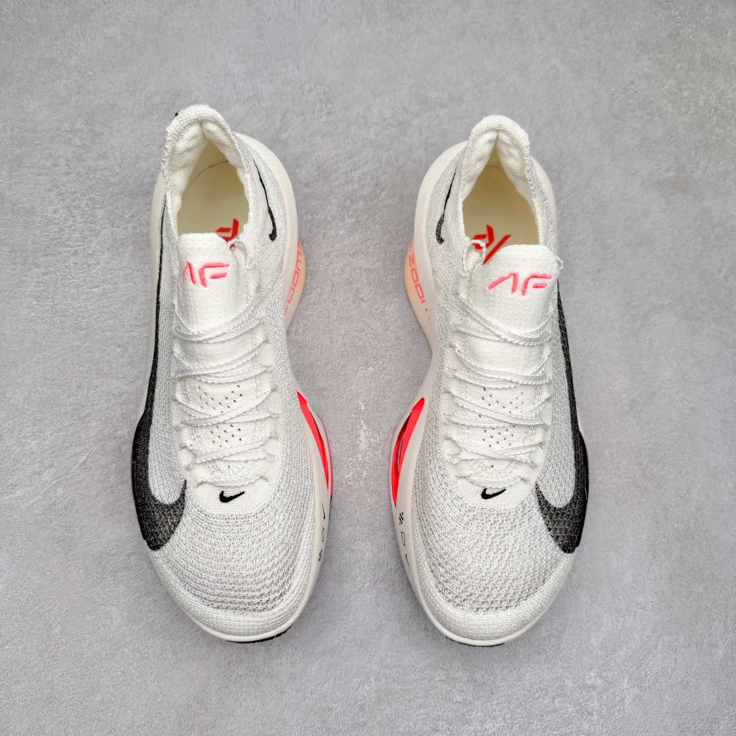 图片[2]-NK Air Zoom Alphafly NEXT% 3 2024全新马拉松超级跑鞋 有史以来最轻盈、测试次数最多的NK Alphafly 经过精英马拉松运动员的测试验证 并搭载Air Zoom气垫 旨在助力跑者实现突破 取得更佳的成绩 在开发过程中 Alphafly 3帮助耐克运动员凯尔文·基普图姆（Kelvin Kiptum）以2：00：35的成绩刷新了马拉松世界纪录 Alphafly的动力设计没有改变——Air Zoom气垫单元、Flyplate碳纤维板和ZoomX泡绵 但是整体系统的制作方法略有调整 优化和提升了对运动员的帮助 主要更新包括一体式鞋底 提供顺畅稳定的“后跟到脚趾”过渡；更宽的全长Flyplate碳纤维板提供稳定助推力 全新Fast Shot外底保证出色牵引力和抓地力 全新Atomknit 3.0鞋面提供更强的控制力、透气性和中足支撑力 尺码：36 36.5 37.5 38 38.5 39 40 40.5 41 42 42.5 43 44 44.5 45-选品中心