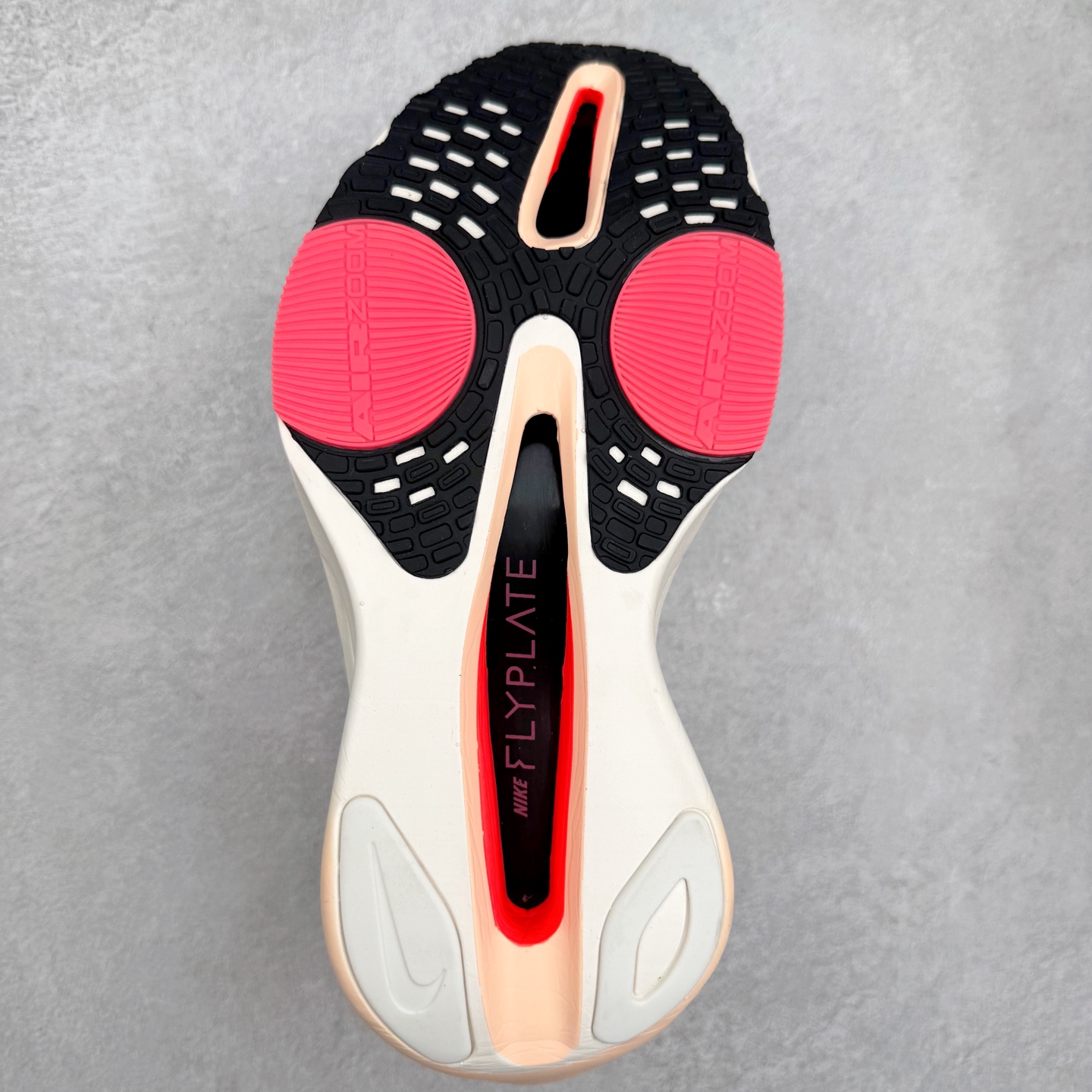 图片[9]-NK Air Zoom Alphafly NEXT% 3 2024全新马拉松超级跑鞋 有史以来最轻盈、测试次数最多的NK Alphafly 经过精英马拉松运动员的测试验证 并搭载Air Zoom气垫 旨在助力跑者实现突破 取得更佳的成绩 在开发过程中 Alphafly 3帮助耐克运动员凯尔文·基普图姆（Kelvin Kiptum）以2：00：35的成绩刷新了马拉松世界纪录 Alphafly的动力设计没有改变——Air Zoom气垫单元、Flyplate碳纤维板和ZoomX泡绵 但是整体系统的制作方法略有调整 优化和提升了对运动员的帮助 主要更新包括一体式鞋底 提供顺畅稳定的“后跟到脚趾”过渡；更宽的全长Flyplate碳纤维板提供稳定助推力 全新Fast Shot外底保证出色牵引力和抓地力 全新Atomknit 3.0鞋面提供更强的控制力、透气性和中足支撑力 尺码：36 36.5 37.5 38 38.5 39 40 40.5 41 42 42.5 43 44 44.5 45-选品中心