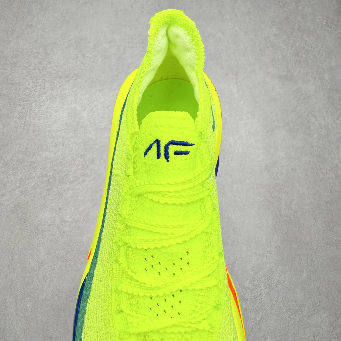 图片[5]-NK Air Zoom Alphafly NEXT% 3 2024全新马拉松超级跑鞋 有史以来最轻盈、测试次数最多的NK Alphafly 经过精英马拉松运动员的测试验证 并搭载Air Zoom气垫 旨在助力跑者实现突破 取得更佳的成绩 在开发过程中 Alphafly 3帮助耐克运动员凯尔文·基普图姆（Kelvin Kiptum）以2：00：35的成绩刷新了马拉松世界纪录 Alphafly的动力设计没有改变——Air Zoom气垫单元、Flyplate碳纤维板和ZoomX泡绵 但是整体系统的制作方法略有调整 优化和提升了对运动员的帮助 主要更新包括一体式鞋底 提供顺畅稳定的“后跟到脚趾”过渡；更宽的全长Flyplate碳纤维板提供稳定助推力 全新Fast Shot外底保证出色牵引力和抓地力 全新Atomknit 3.0鞋面提供更强的控制力、透气性和中足支撑力 尺码：36 36.5 37.5 38 38.5 39 40 40.5 41 42 42.5 43 44 44.5 45-选品中心