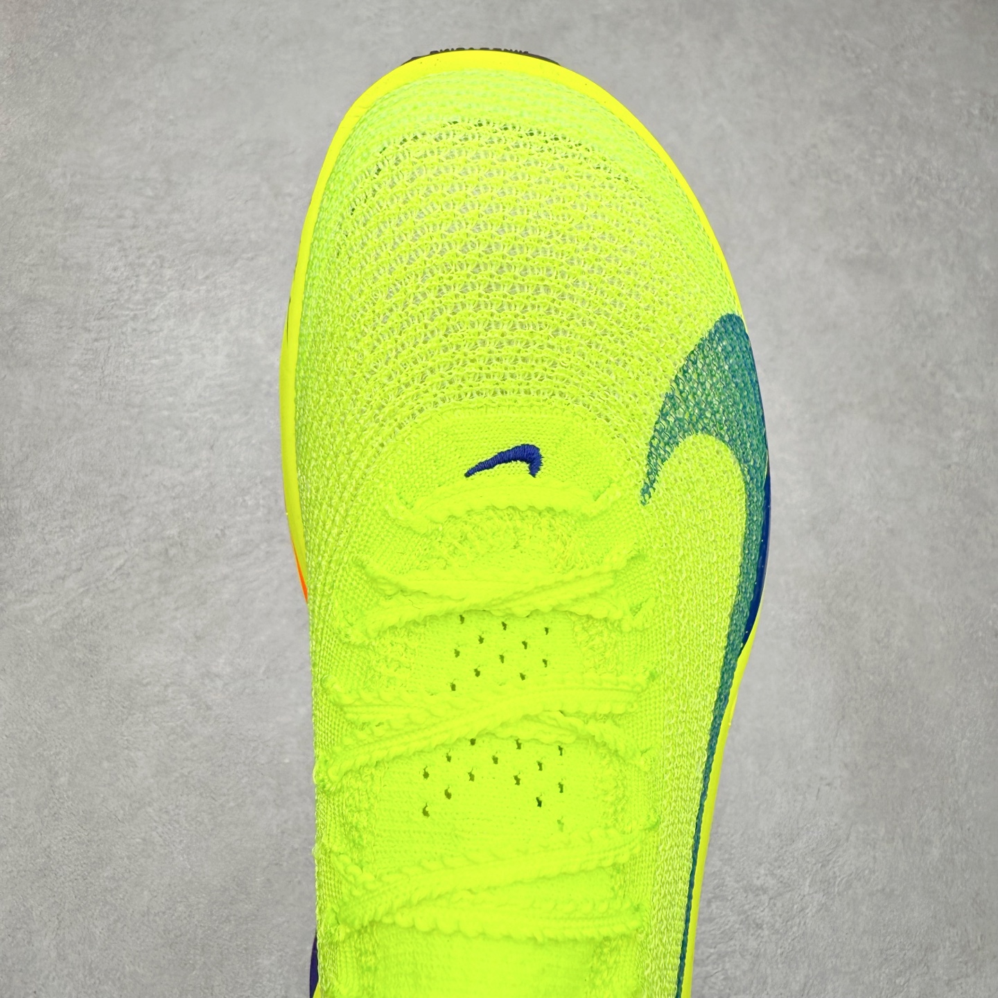 图片[4]-NK Air Zoom Alphafly NEXT% 3 2024全新马拉松超级跑鞋 有史以来最轻盈、测试次数最多的NK Alphafly 经过精英马拉松运动员的测试验证 并搭载Air Zoom气垫 旨在助力跑者实现突破 取得更佳的成绩 在开发过程中 Alphafly 3帮助耐克运动员凯尔文·基普图姆（Kelvin Kiptum）以2：00：35的成绩刷新了马拉松世界纪录 Alphafly的动力设计没有改变——Air Zoom气垫单元、Flyplate碳纤维板和ZoomX泡绵 但是整体系统的制作方法略有调整 优化和提升了对运动员的帮助 主要更新包括一体式鞋底 提供顺畅稳定的“后跟到脚趾”过渡；更宽的全长Flyplate碳纤维板提供稳定助推力 全新Fast Shot外底保证出色牵引力和抓地力 全新Atomknit 3.0鞋面提供更强的控制力、透气性和中足支撑力 尺码：36 36.5 37.5 38 38.5 39 40 40.5 41 42 42.5 43 44 44.5 45-选品中心