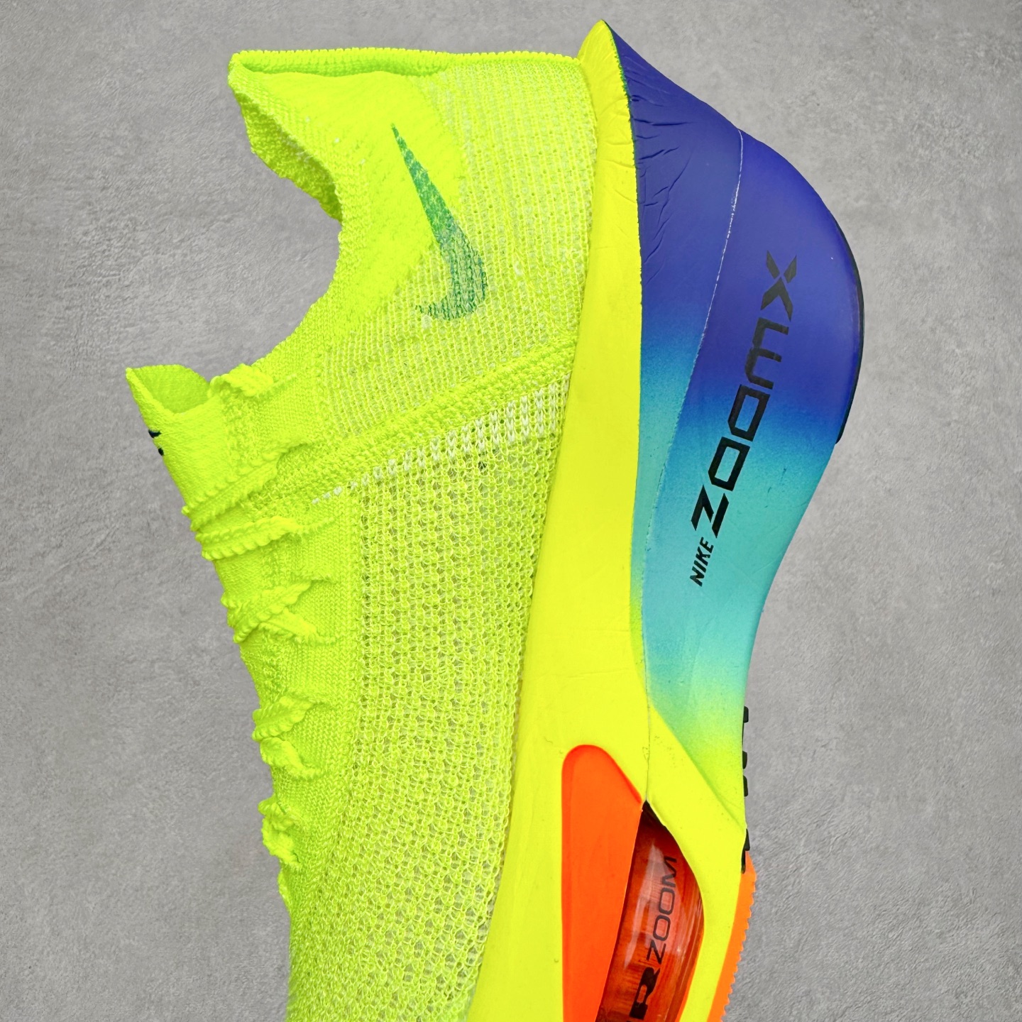 图片[7]-NK Air Zoom Alphafly NEXT% 3 2024全新马拉松超级跑鞋 有史以来最轻盈、测试次数最多的NK Alphafly 经过精英马拉松运动员的测试验证 并搭载Air Zoom气垫 旨在助力跑者实现突破 取得更佳的成绩 在开发过程中 Alphafly 3帮助耐克运动员凯尔文·基普图姆（Kelvin Kiptum）以2：00：35的成绩刷新了马拉松世界纪录 Alphafly的动力设计没有改变——Air Zoom气垫单元、Flyplate碳纤维板和ZoomX泡绵 但是整体系统的制作方法略有调整 优化和提升了对运动员的帮助 主要更新包括一体式鞋底 提供顺畅稳定的“后跟到脚趾”过渡；更宽的全长Flyplate碳纤维板提供稳定助推力 全新Fast Shot外底保证出色牵引力和抓地力 全新Atomknit 3.0鞋面提供更强的控制力、透气性和中足支撑力 尺码：36 36.5 37.5 38 38.5 39 40 40.5 41 42 42.5 43 44 44.5 45-选品中心