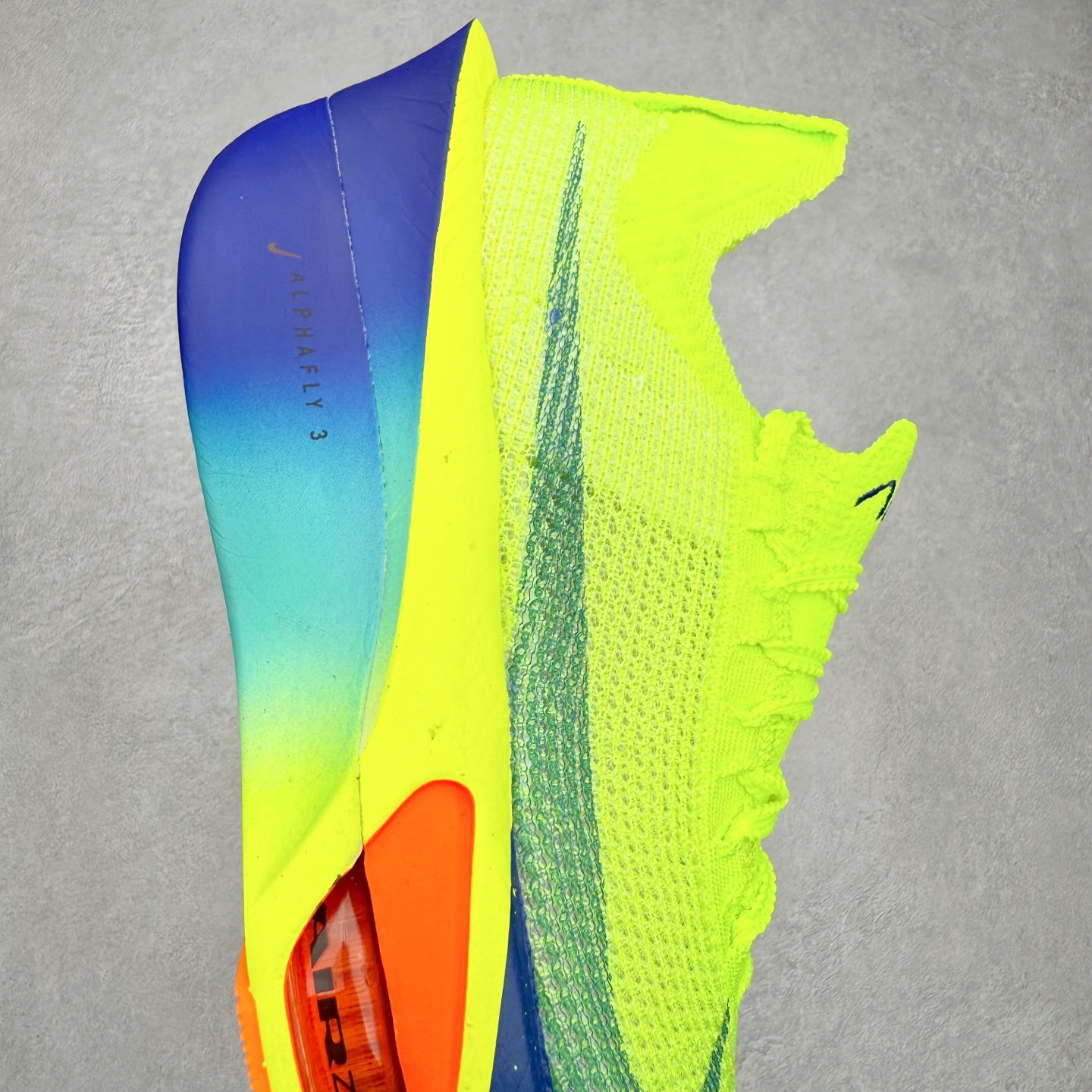 图片[6]-NK Air Zoom Alphafly NEXT% 3 2024全新马拉松超级跑鞋 有史以来最轻盈、测试次数最多的NK Alphafly 经过精英马拉松运动员的测试验证 并搭载Air Zoom气垫 旨在助力跑者实现突破 取得更佳的成绩 在开发过程中 Alphafly 3帮助耐克运动员凯尔文·基普图姆（Kelvin Kiptum）以2：00：35的成绩刷新了马拉松世界纪录 Alphafly的动力设计没有改变——Air Zoom气垫单元、Flyplate碳纤维板和ZoomX泡绵 但是整体系统的制作方法略有调整 优化和提升了对运动员的帮助 主要更新包括一体式鞋底 提供顺畅稳定的“后跟到脚趾”过渡；更宽的全长Flyplate碳纤维板提供稳定助推力 全新Fast Shot外底保证出色牵引力和抓地力 全新Atomknit 3.0鞋面提供更强的控制力、透气性和中足支撑力 尺码：36 36.5 37.5 38 38.5 39 40 40.5 41 42 42.5 43 44 44.5 45-选品中心