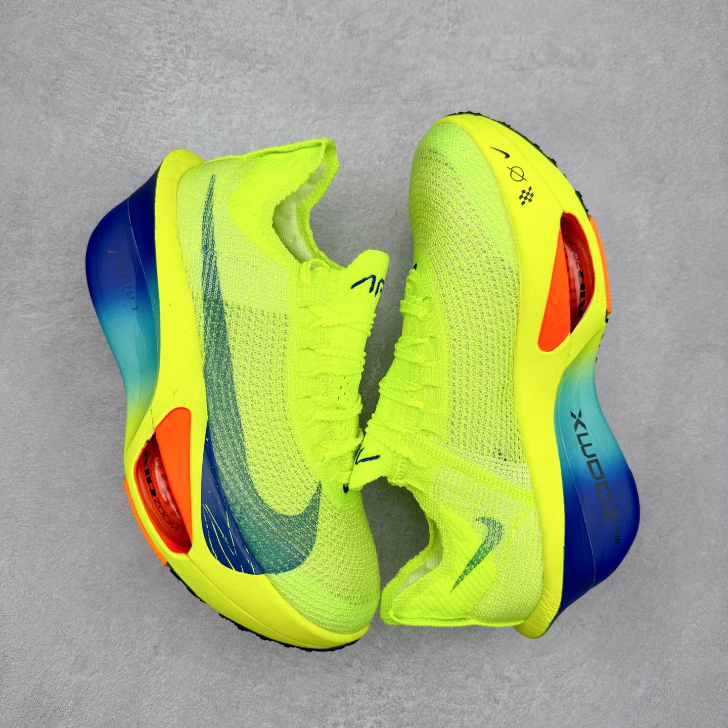 图片[3]-NK Air Zoom Alphafly NEXT% 3 2024全新马拉松超级跑鞋 有史以来最轻盈、测试次数最多的NK Alphafly 经过精英马拉松运动员的测试验证 并搭载Air Zoom气垫 旨在助力跑者实现突破 取得更佳的成绩 在开发过程中 Alphafly 3帮助耐克运动员凯尔文·基普图姆（Kelvin Kiptum）以2：00：35的成绩刷新了马拉松世界纪录 Alphafly的动力设计没有改变——Air Zoom气垫单元、Flyplate碳纤维板和ZoomX泡绵 但是整体系统的制作方法略有调整 优化和提升了对运动员的帮助 主要更新包括一体式鞋底 提供顺畅稳定的“后跟到脚趾”过渡；更宽的全长Flyplate碳纤维板提供稳定助推力 全新Fast Shot外底保证出色牵引力和抓地力 全新Atomknit 3.0鞋面提供更强的控制力、透气性和中足支撑力 尺码：36 36.5 37.5 38 38.5 39 40 40.5 41 42 42.5 43 44 44.5 45-选品中心