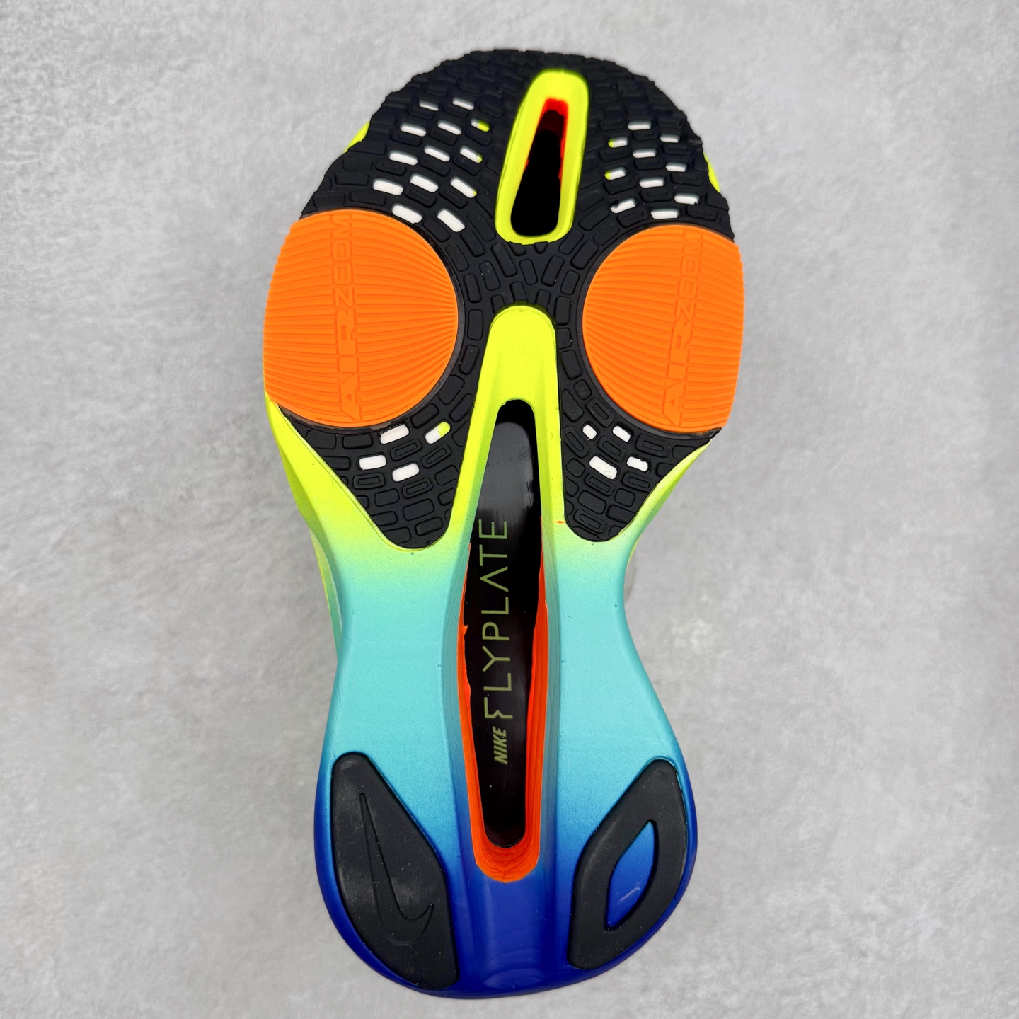 图片[9]-NK Air Zoom Alphafly NEXT% 3 2024全新马拉松超级跑鞋 有史以来最轻盈、测试次数最多的NK Alphafly 经过精英马拉松运动员的测试验证 并搭载Air Zoom气垫 旨在助力跑者实现突破 取得更佳的成绩 在开发过程中 Alphafly 3帮助耐克运动员凯尔文·基普图姆（Kelvin Kiptum）以2：00：35的成绩刷新了马拉松世界纪录 Alphafly的动力设计没有改变——Air Zoom气垫单元、Flyplate碳纤维板和ZoomX泡绵 但是整体系统的制作方法略有调整 优化和提升了对运动员的帮助 主要更新包括一体式鞋底 提供顺畅稳定的“后跟到脚趾”过渡；更宽的全长Flyplate碳纤维板提供稳定助推力 全新Fast Shot外底保证出色牵引力和抓地力 全新Atomknit 3.0鞋面提供更强的控制力、透气性和中足支撑力 尺码：36 36.5 37.5 38 38.5 39 40 40.5 41 42 42.5 43 44 44.5 45-选品中心