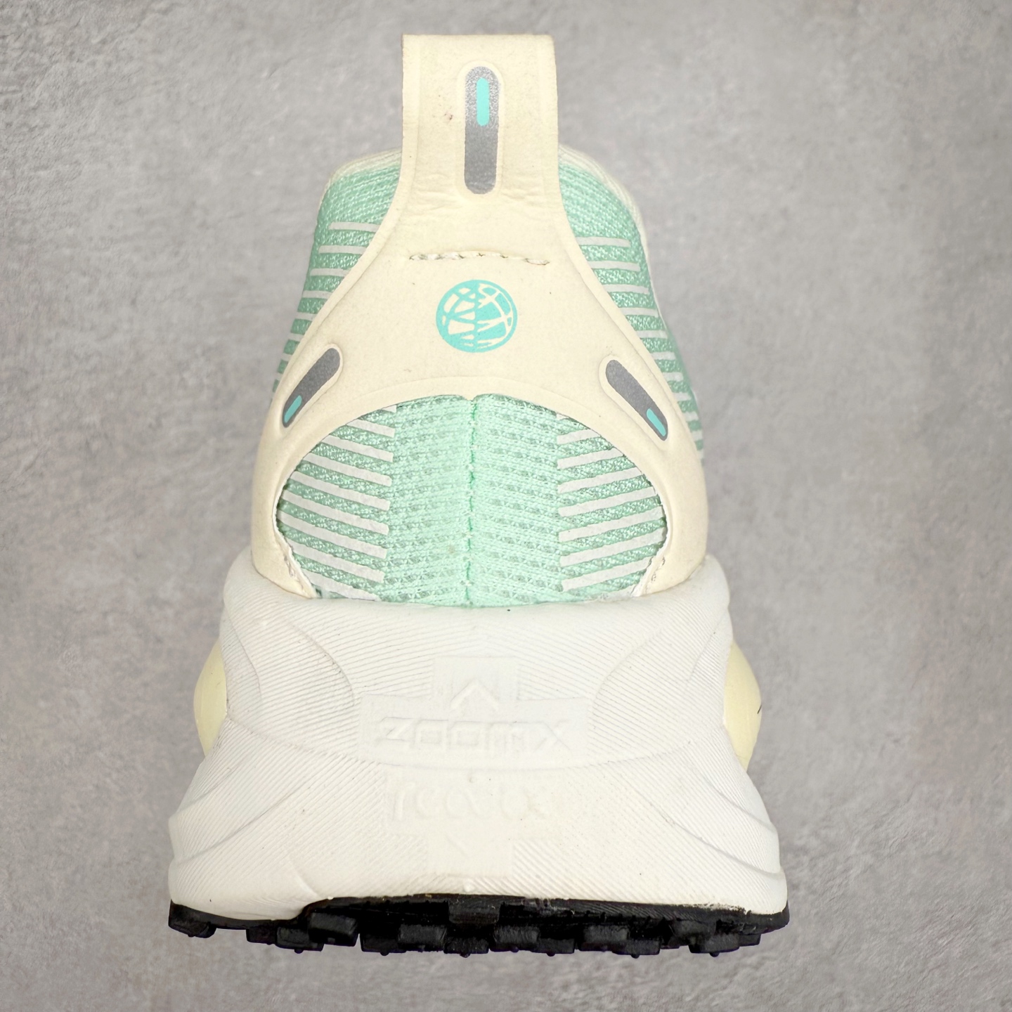 图片[8]-＃纯原福利 NK Air Zoom Vomero 18 轻便舒适公路跑步鞋 质感柔软 弹力充沛 助力一路畅跑 乐享不停 厚实泡绵缔造舒适的回弹效果 铸就出色跑步表现 该鞋款轻盈透气 带你步入舒适新境界 疾速刺激感和非凡舒适脚感交织 定能让跑者在迈步间找到渴望已久的跑步乐趣 自如掌控跑步节奏、配速和里程 足底缓震配置赋予双足柔软舒适感受 助你一路畅跑 缓震设计 在双足触地时有助提供舒适脚感 搭载性能出众的 ZoomX 和 Cushlon 泡绵 营造柔软舒适脚感 助你稳稳迈步 基于跑者反馈 简化中底设计 带来出色舒适感 尺码：36 36.5 37.5 38 38.5 39 40 40.5 41 42 42.5 43 44 44.5 45-选品中心