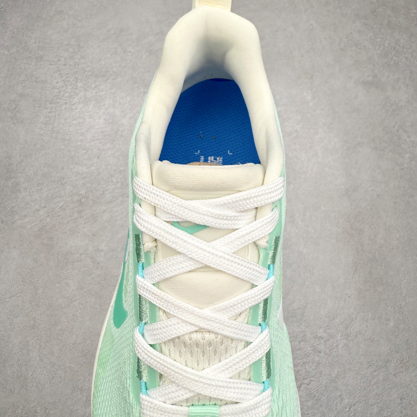 图片[5]-＃纯原福利 NK Air Zoom Vomero 18 轻便舒适公路跑步鞋 质感柔软 弹力充沛 助力一路畅跑 乐享不停 厚实泡绵缔造舒适的回弹效果 铸就出色跑步表现 该鞋款轻盈透气 带你步入舒适新境界 疾速刺激感和非凡舒适脚感交织 定能让跑者在迈步间找到渴望已久的跑步乐趣 自如掌控跑步节奏、配速和里程 足底缓震配置赋予双足柔软舒适感受 助你一路畅跑 缓震设计 在双足触地时有助提供舒适脚感 搭载性能出众的 ZoomX 和 Cushlon 泡绵 营造柔软舒适脚感 助你稳稳迈步 基于跑者反馈 简化中底设计 带来出色舒适感 尺码：36 36.5 37.5 38 38.5 39 40 40.5 41 42 42.5 43 44 44.5 45-选品中心