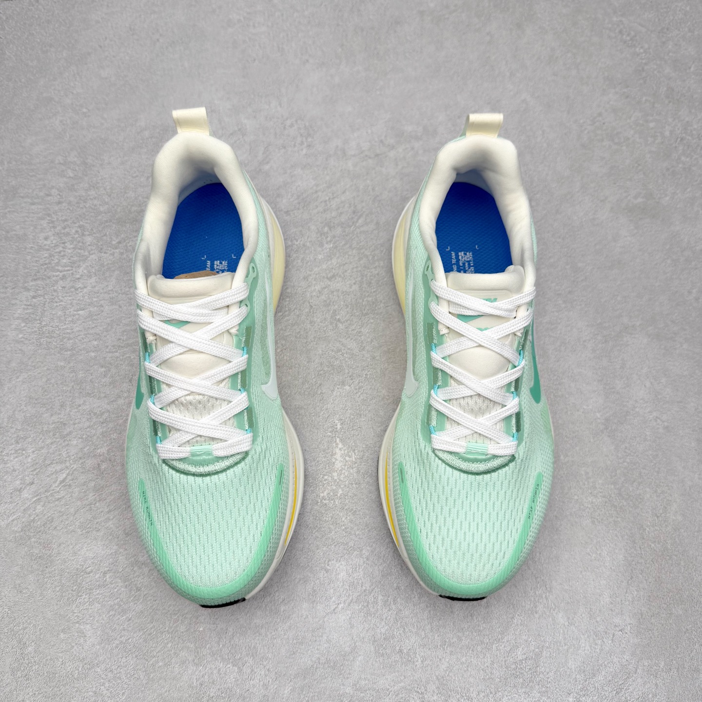 图片[2]-＃纯原福利 NK Air Zoom Vomero 18 轻便舒适公路跑步鞋 质感柔软 弹力充沛 助力一路畅跑 乐享不停 厚实泡绵缔造舒适的回弹效果 铸就出色跑步表现 该鞋款轻盈透气 带你步入舒适新境界 疾速刺激感和非凡舒适脚感交织 定能让跑者在迈步间找到渴望已久的跑步乐趣 自如掌控跑步节奏、配速和里程 足底缓震配置赋予双足柔软舒适感受 助你一路畅跑 缓震设计 在双足触地时有助提供舒适脚感 搭载性能出众的 ZoomX 和 Cushlon 泡绵 营造柔软舒适脚感 助你稳稳迈步 基于跑者反馈 简化中底设计 带来出色舒适感 尺码：36 36.5 37.5 38 38.5 39 40 40.5 41 42 42.5 43 44 44.5 45-选品中心