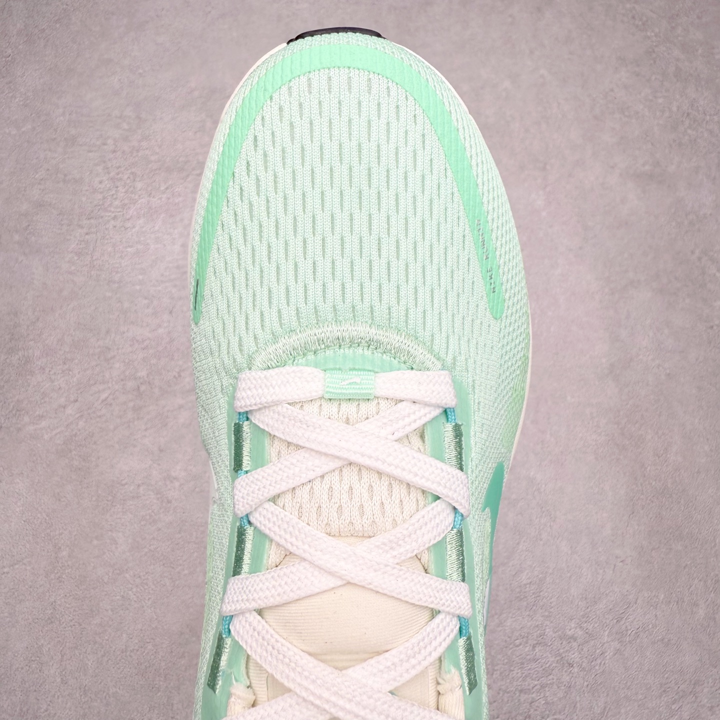 图片[4]-＃纯原福利 NK Air Zoom Vomero 18 轻便舒适公路跑步鞋 质感柔软 弹力充沛 助力一路畅跑 乐享不停 厚实泡绵缔造舒适的回弹效果 铸就出色跑步表现 该鞋款轻盈透气 带你步入舒适新境界 疾速刺激感和非凡舒适脚感交织 定能让跑者在迈步间找到渴望已久的跑步乐趣 自如掌控跑步节奏、配速和里程 足底缓震配置赋予双足柔软舒适感受 助你一路畅跑 缓震设计 在双足触地时有助提供舒适脚感 搭载性能出众的 ZoomX 和 Cushlon 泡绵 营造柔软舒适脚感 助你稳稳迈步 基于跑者反馈 简化中底设计 带来出色舒适感 尺码：36 36.5 37.5 38 38.5 39 40 40.5 41 42 42.5 43 44 44.5 45-选品中心