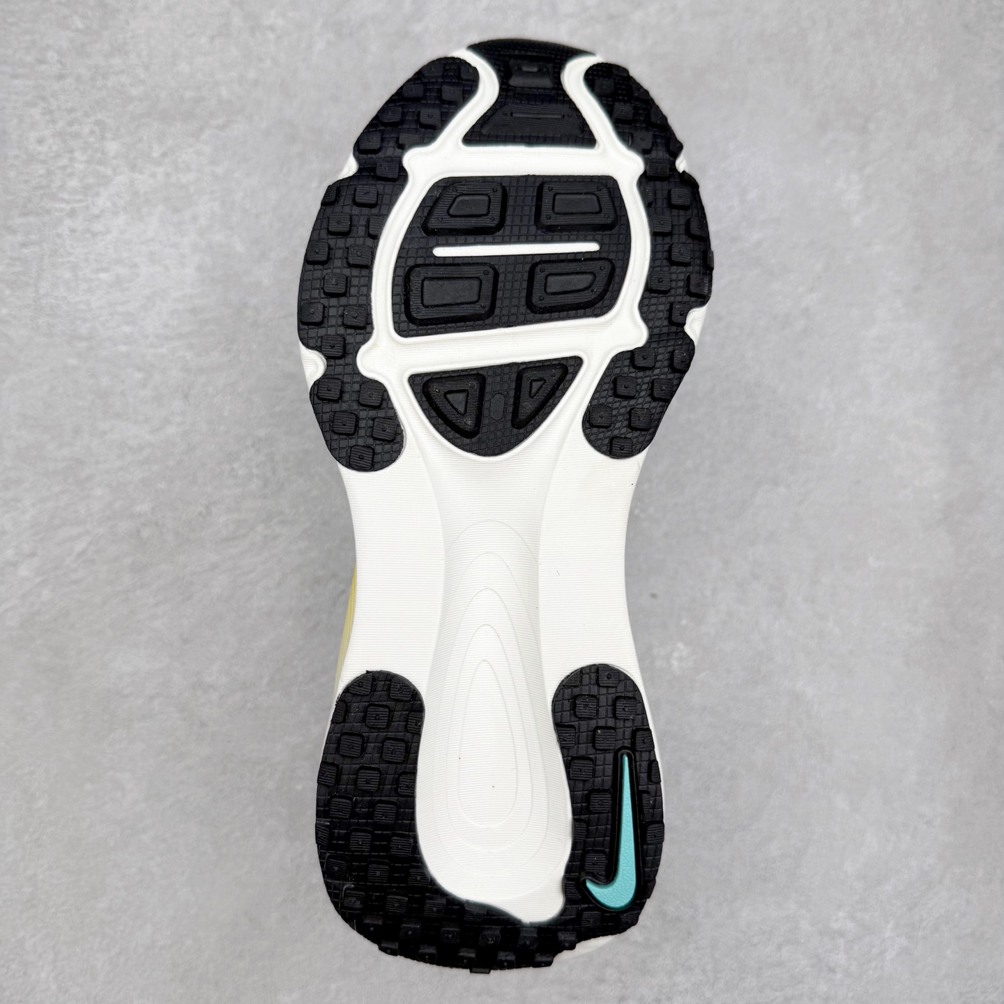 图片[9]-＃纯原福利 NK Air Zoom Vomero 18 轻便舒适公路跑步鞋 质感柔软 弹力充沛 助力一路畅跑 乐享不停 厚实泡绵缔造舒适的回弹效果 铸就出色跑步表现 该鞋款轻盈透气 带你步入舒适新境界 疾速刺激感和非凡舒适脚感交织 定能让跑者在迈步间找到渴望已久的跑步乐趣 自如掌控跑步节奏、配速和里程 足底缓震配置赋予双足柔软舒适感受 助你一路畅跑 缓震设计 在双足触地时有助提供舒适脚感 搭载性能出众的 ZoomX 和 Cushlon 泡绵 营造柔软舒适脚感 助你稳稳迈步 基于跑者反馈 简化中底设计 带来出色舒适感 尺码：36 36.5 37.5 38 38.5 39 40 40.5 41 42 42.5 43 44 44.5 45-选品中心