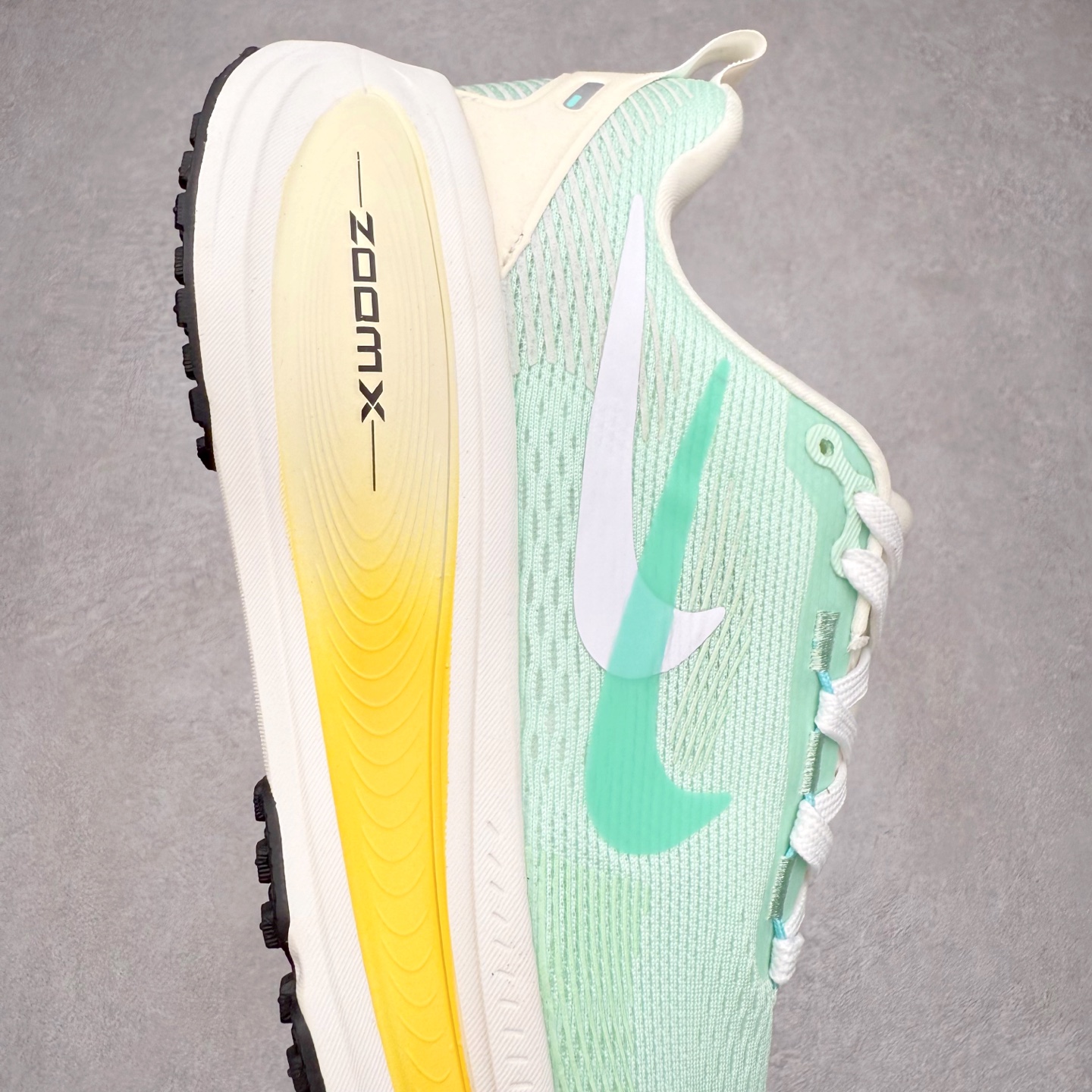 图片[6]-＃纯原福利 NK Air Zoom Vomero 18 轻便舒适公路跑步鞋 质感柔软 弹力充沛 助力一路畅跑 乐享不停 厚实泡绵缔造舒适的回弹效果 铸就出色跑步表现 该鞋款轻盈透气 带你步入舒适新境界 疾速刺激感和非凡舒适脚感交织 定能让跑者在迈步间找到渴望已久的跑步乐趣 自如掌控跑步节奏、配速和里程 足底缓震配置赋予双足柔软舒适感受 助你一路畅跑 缓震设计 在双足触地时有助提供舒适脚感 搭载性能出众的 ZoomX 和 Cushlon 泡绵 营造柔软舒适脚感 助你稳稳迈步 基于跑者反馈 简化中底设计 带来出色舒适感 尺码：36 36.5 37.5 38 38.5 39 40 40.5 41 42 42.5 43 44 44.5 45-选品中心