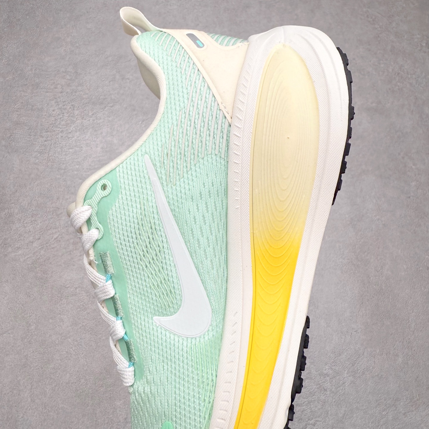 图片[7]-＃纯原福利 NK Air Zoom Vomero 18 轻便舒适公路跑步鞋 质感柔软 弹力充沛 助力一路畅跑 乐享不停 厚实泡绵缔造舒适的回弹效果 铸就出色跑步表现 该鞋款轻盈透气 带你步入舒适新境界 疾速刺激感和非凡舒适脚感交织 定能让跑者在迈步间找到渴望已久的跑步乐趣 自如掌控跑步节奏、配速和里程 足底缓震配置赋予双足柔软舒适感受 助你一路畅跑 缓震设计 在双足触地时有助提供舒适脚感 搭载性能出众的 ZoomX 和 Cushlon 泡绵 营造柔软舒适脚感 助你稳稳迈步 基于跑者反馈 简化中底设计 带来出色舒适感 尺码：36 36.5 37.5 38 38.5 39 40 40.5 41 42 42.5 43 44 44.5 45-选品中心