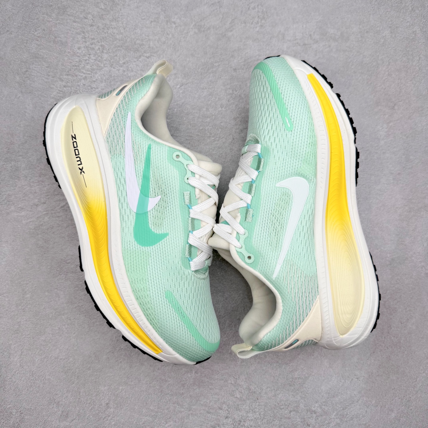 图片[3]-＃纯原福利 NK Air Zoom Vomero 18 轻便舒适公路跑步鞋 质感柔软 弹力充沛 助力一路畅跑 乐享不停 厚实泡绵缔造舒适的回弹效果 铸就出色跑步表现 该鞋款轻盈透气 带你步入舒适新境界 疾速刺激感和非凡舒适脚感交织 定能让跑者在迈步间找到渴望已久的跑步乐趣 自如掌控跑步节奏、配速和里程 足底缓震配置赋予双足柔软舒适感受 助你一路畅跑 缓震设计 在双足触地时有助提供舒适脚感 搭载性能出众的 ZoomX 和 Cushlon 泡绵 营造柔软舒适脚感 助你稳稳迈步 基于跑者反馈 简化中底设计 带来出色舒适感 尺码：36 36.5 37.5 38 38.5 39 40 40.5 41 42 42.5 43 44 44.5 45-选品中心