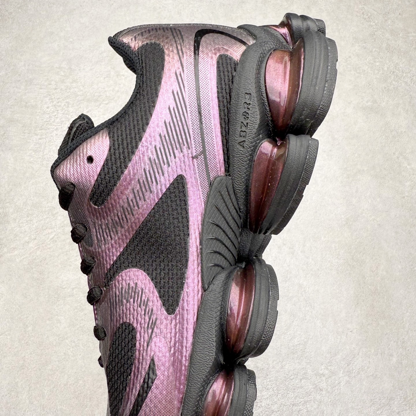 图片[7]-New Balance NB2000 舒适百搭防滑耐磨低帮 休闲跑步鞋 New Balance 在近两年的球鞋市场屡出奇招，在经典鞋型保持进一步增长的同时，推出的每一款新鞋型也都有傲人的战绩。在 327、9060 等鞋型获得成功之后，今天 New Balance 家族又迎来了新鲜血液的注入。这双 New Balance 2000 依然是融合了新旧元素的跑鞋造型，命名为 2000，或许是它的设计理念有着 Y2K 的血统。最大的亮点，在于这双鞋的中底。外侧以五个 ABZORB 单元，带来极具辨识度和冲击力的视觉效果，让这双鞋在外观和脚感方面都颇具吸引力。尺码：36 37 37.5 38 38.5 39 40 40.5 41 42 42.5 43 44 45 46-选品中心