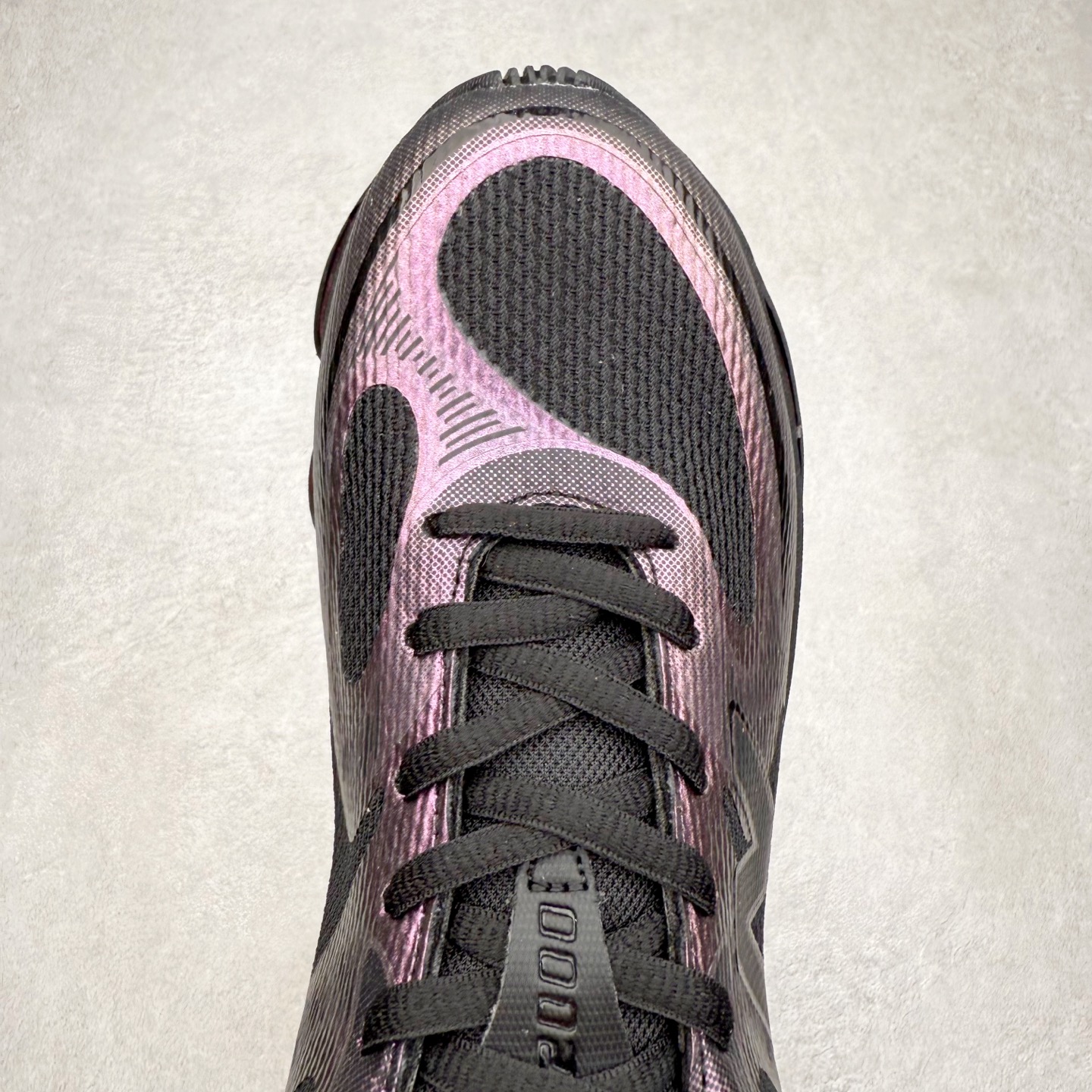 图片[4]-New Balance NB2000 舒适百搭防滑耐磨低帮 休闲跑步鞋 New Balance 在近两年的球鞋市场屡出奇招，在经典鞋型保持进一步增长的同时，推出的每一款新鞋型也都有傲人的战绩。在 327、9060 等鞋型获得成功之后，今天 New Balance 家族又迎来了新鲜血液的注入。这双 New Balance 2000 依然是融合了新旧元素的跑鞋造型，命名为 2000，或许是它的设计理念有着 Y2K 的血统。最大的亮点，在于这双鞋的中底。外侧以五个 ABZORB 单元，带来极具辨识度和冲击力的视觉效果，让这双鞋在外观和脚感方面都颇具吸引力。尺码：36 37 37.5 38 38.5 39 40 40.5 41 42 42.5 43 44 45 46-选品中心