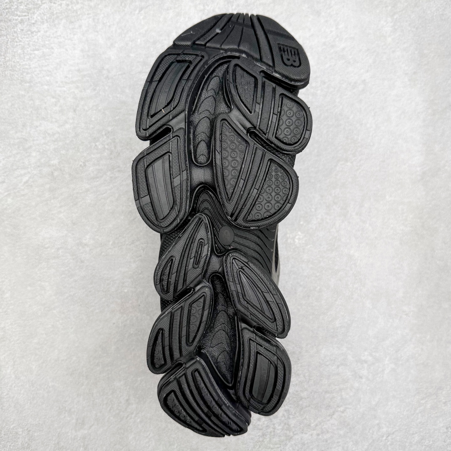 图片[9]-New Balance NB2000 舒适百搭防滑耐磨低帮 休闲跑步鞋 New Balance 在近两年的球鞋市场屡出奇招，在经典鞋型保持进一步增长的同时，推出的每一款新鞋型也都有傲人的战绩。在 327、9060 等鞋型获得成功之后，今天 New Balance 家族又迎来了新鲜血液的注入。这双 New Balance 2000 依然是融合了新旧元素的跑鞋造型，命名为 2000，或许是它的设计理念有着 Y2K 的血统。最大的亮点，在于这双鞋的中底。外侧以五个 ABZORB 单元，带来极具辨识度和冲击力的视觉效果，让这双鞋在外观和脚感方面都颇具吸引力。尺码：36 37 37.5 38 38.5 39 40 40.5 41 42 42.5 43 44 45 46-选品中心