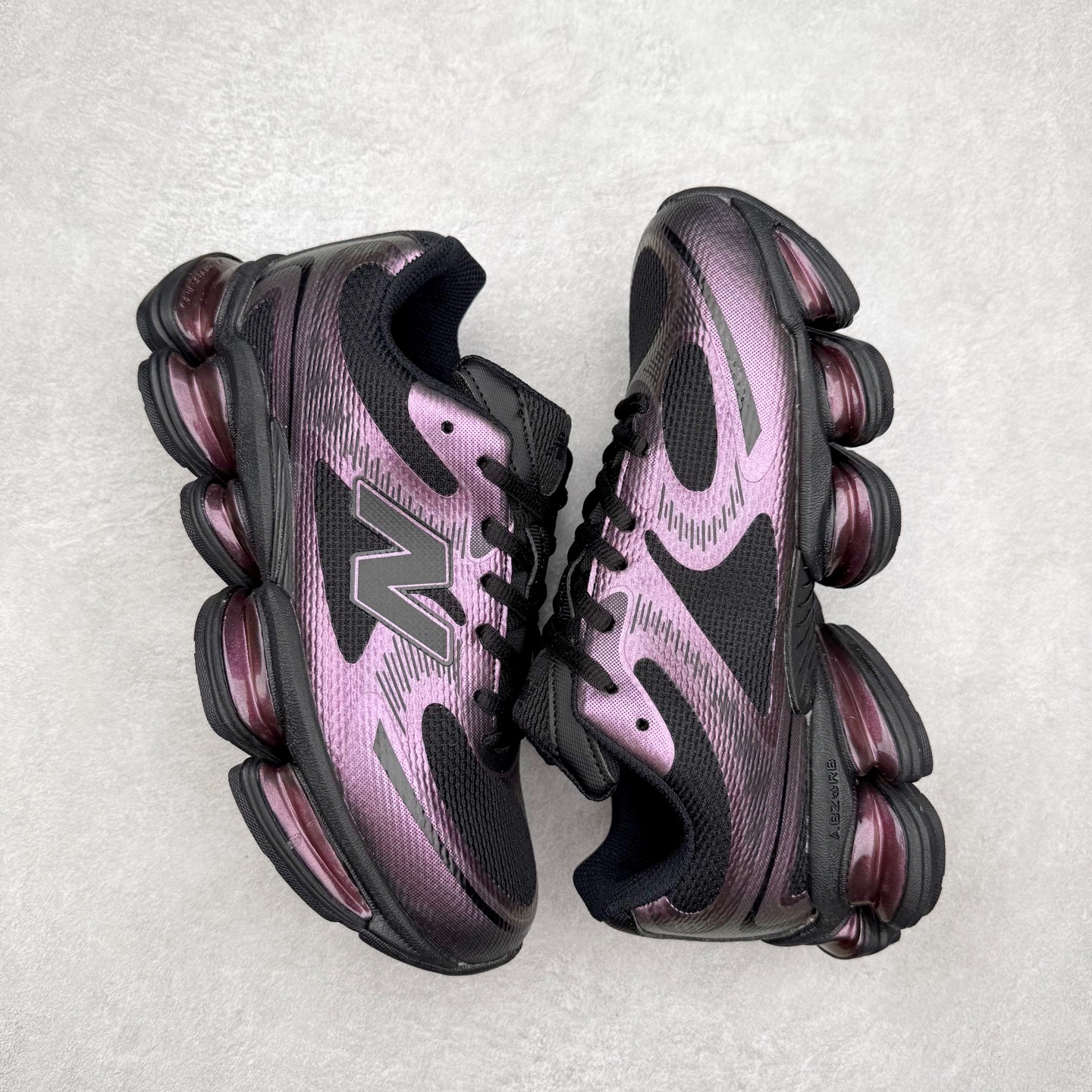 图片[3]-New Balance NB2000 舒适百搭防滑耐磨低帮 休闲跑步鞋 New Balance 在近两年的球鞋市场屡出奇招，在经典鞋型保持进一步增长的同时，推出的每一款新鞋型也都有傲人的战绩。在 327、9060 等鞋型获得成功之后，今天 New Balance 家族又迎来了新鲜血液的注入。这双 New Balance 2000 依然是融合了新旧元素的跑鞋造型，命名为 2000，或许是它的设计理念有着 Y2K 的血统。最大的亮点，在于这双鞋的中底。外侧以五个 ABZORB 单元，带来极具辨识度和冲击力的视觉效果，让这双鞋在外观和脚感方面都颇具吸引力。尺码：36 37 37.5 38 38.5 39 40 40.5 41 42 42.5 43 44 45 46-选品中心