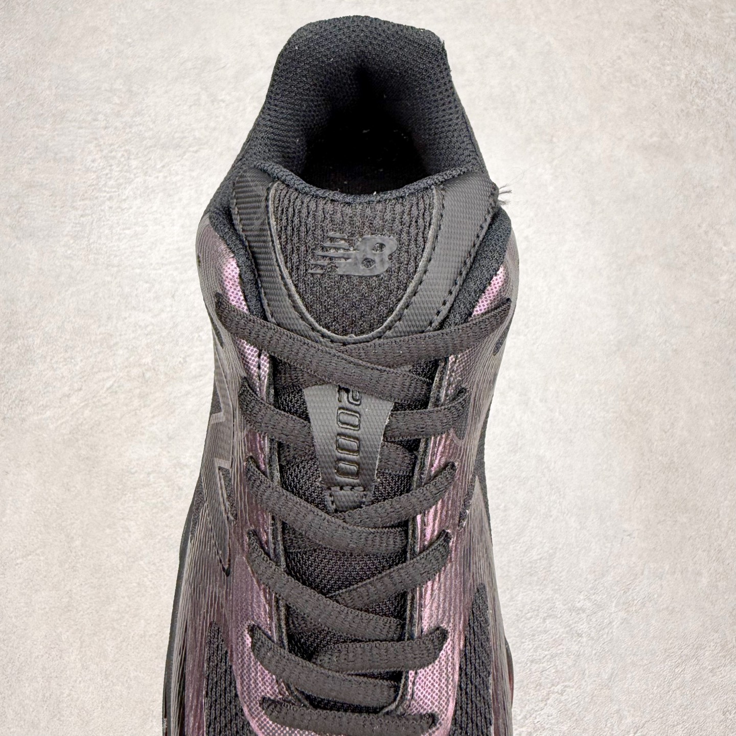 图片[5]-New Balance NB2000 舒适百搭防滑耐磨低帮 休闲跑步鞋 New Balance 在近两年的球鞋市场屡出奇招，在经典鞋型保持进一步增长的同时，推出的每一款新鞋型也都有傲人的战绩。在 327、9060 等鞋型获得成功之后，今天 New Balance 家族又迎来了新鲜血液的注入。这双 New Balance 2000 依然是融合了新旧元素的跑鞋造型，命名为 2000，或许是它的设计理念有着 Y2K 的血统。最大的亮点，在于这双鞋的中底。外侧以五个 ABZORB 单元，带来极具辨识度和冲击力的视觉效果，让这双鞋在外观和脚感方面都颇具吸引力。尺码：36 37 37.5 38 38.5 39 40 40.5 41 42 42.5 43 44 45 46-选品中心