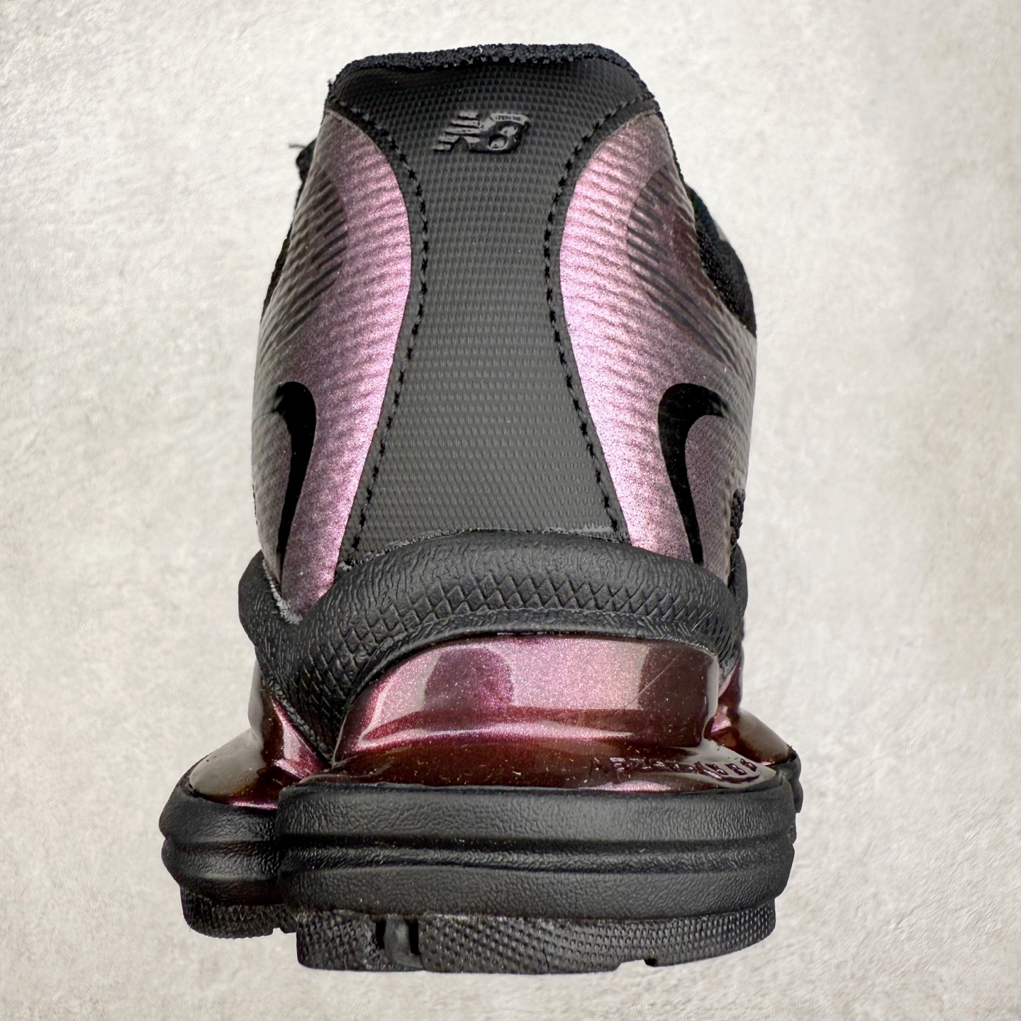 图片[8]-New Balance NB2000 舒适百搭防滑耐磨低帮 休闲跑步鞋 New Balance 在近两年的球鞋市场屡出奇招，在经典鞋型保持进一步增长的同时，推出的每一款新鞋型也都有傲人的战绩。在 327、9060 等鞋型获得成功之后，今天 New Balance 家族又迎来了新鲜血液的注入。这双 New Balance 2000 依然是融合了新旧元素的跑鞋造型，命名为 2000，或许是它的设计理念有着 Y2K 的血统。最大的亮点，在于这双鞋的中底。外侧以五个 ABZORB 单元，带来极具辨识度和冲击力的视觉效果，让这双鞋在外观和脚感方面都颇具吸引力。尺码：36 37 37.5 38 38.5 39 40 40.5 41 42 42.5 43 44 45 46-选品中心