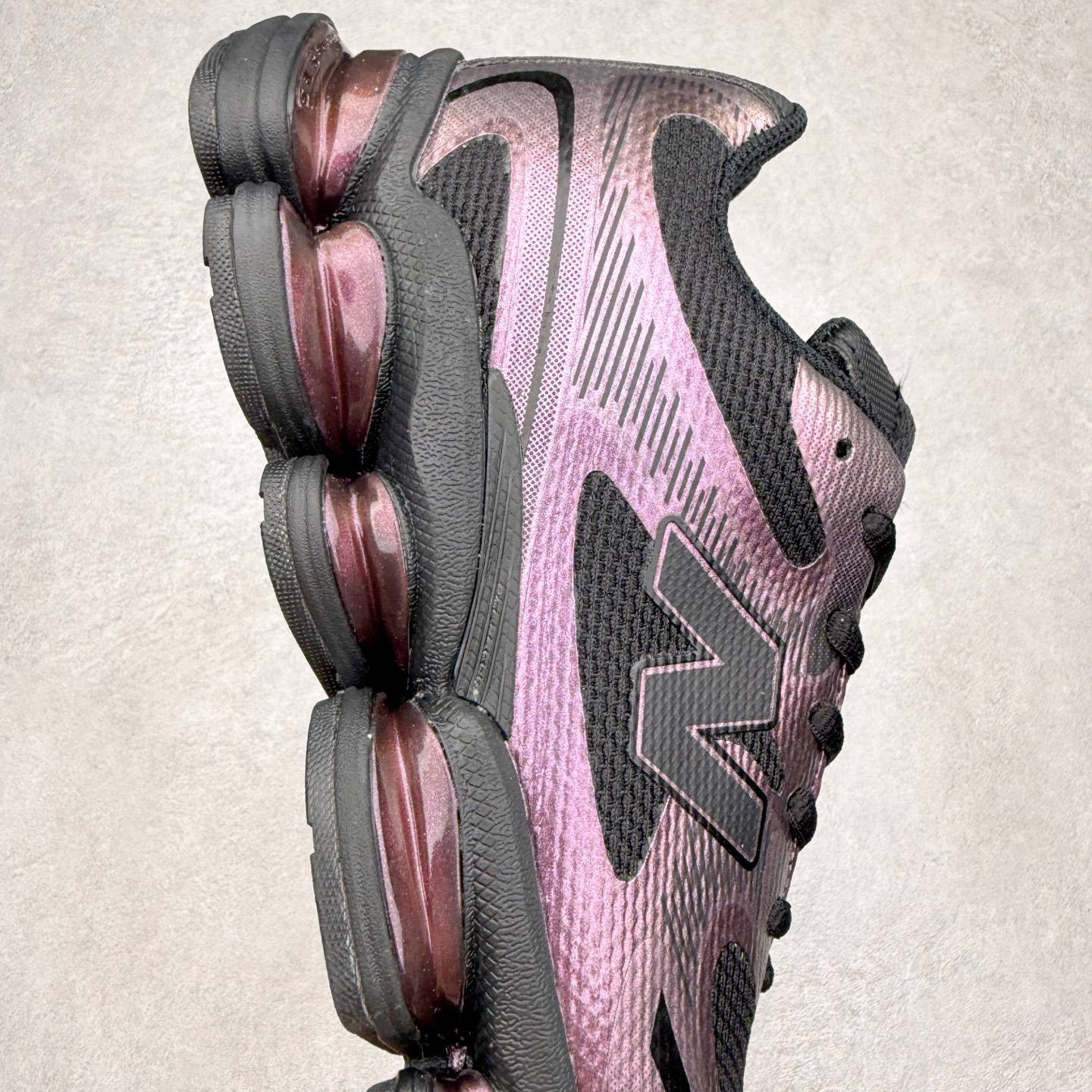 图片[6]-New Balance NB2000 舒适百搭防滑耐磨低帮 休闲跑步鞋 New Balance 在近两年的球鞋市场屡出奇招，在经典鞋型保持进一步增长的同时，推出的每一款新鞋型也都有傲人的战绩。在 327、9060 等鞋型获得成功之后，今天 New Balance 家族又迎来了新鲜血液的注入。这双 New Balance 2000 依然是融合了新旧元素的跑鞋造型，命名为 2000，或许是它的设计理念有着 Y2K 的血统。最大的亮点，在于这双鞋的中底。外侧以五个 ABZORB 单元，带来极具辨识度和冲击力的视觉效果，让这双鞋在外观和脚感方面都颇具吸引力。尺码：36 37 37.5 38 38.5 39 40 40.5 41 42 42.5 43 44 45 46-选品中心