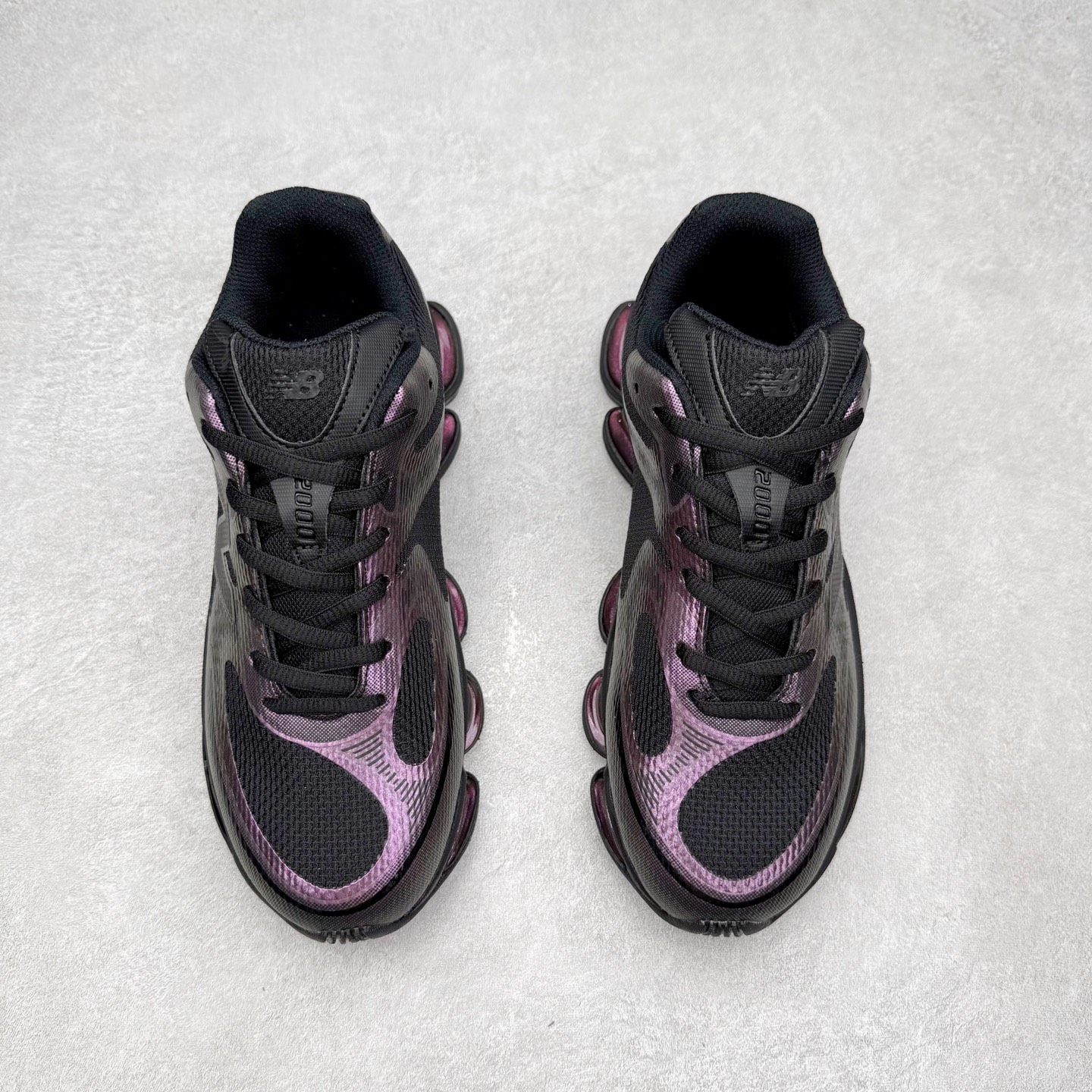 图片[2]-New Balance NB2000 舒适百搭防滑耐磨低帮 休闲跑步鞋 New Balance 在近两年的球鞋市场屡出奇招，在经典鞋型保持进一步增长的同时，推出的每一款新鞋型也都有傲人的战绩。在 327、9060 等鞋型获得成功之后，今天 New Balance 家族又迎来了新鲜血液的注入。这双 New Balance 2000 依然是融合了新旧元素的跑鞋造型，命名为 2000，或许是它的设计理念有着 Y2K 的血统。最大的亮点，在于这双鞋的中底。外侧以五个 ABZORB 单元，带来极具辨识度和冲击力的视觉效果，让这双鞋在外观和脚感方面都颇具吸引力。尺码：36 37 37.5 38 38.5 39 40 40.5 41 42 42.5 43 44 45 46-选品中心