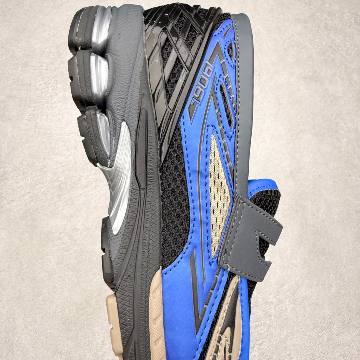 图片[6]-JUNYA WATANABE x New Balance NB 1906R 新百伦联名款舒适百搭防滑低帮生活休闲鞋乐福鞋 Junya Watanabe 和 New Balance 再次联手，推出了全新的合作款——1906 Loafer。这款跨越运动鞋与皮鞋界限的设计。设计将 New Balance 1906R 的技术与经典皮革便鞋的风格完美融合。厚实的鞋底与精致的漆皮鞋面，不仅保留了运动鞋的舒适感，还能轻松驾驭休闲与正式造型。一位国外鞋友对此鞋的评价颇具趣味：“这是开完重要会议后，立马开始 5K 长跑的理想鞋款。”-选品中心