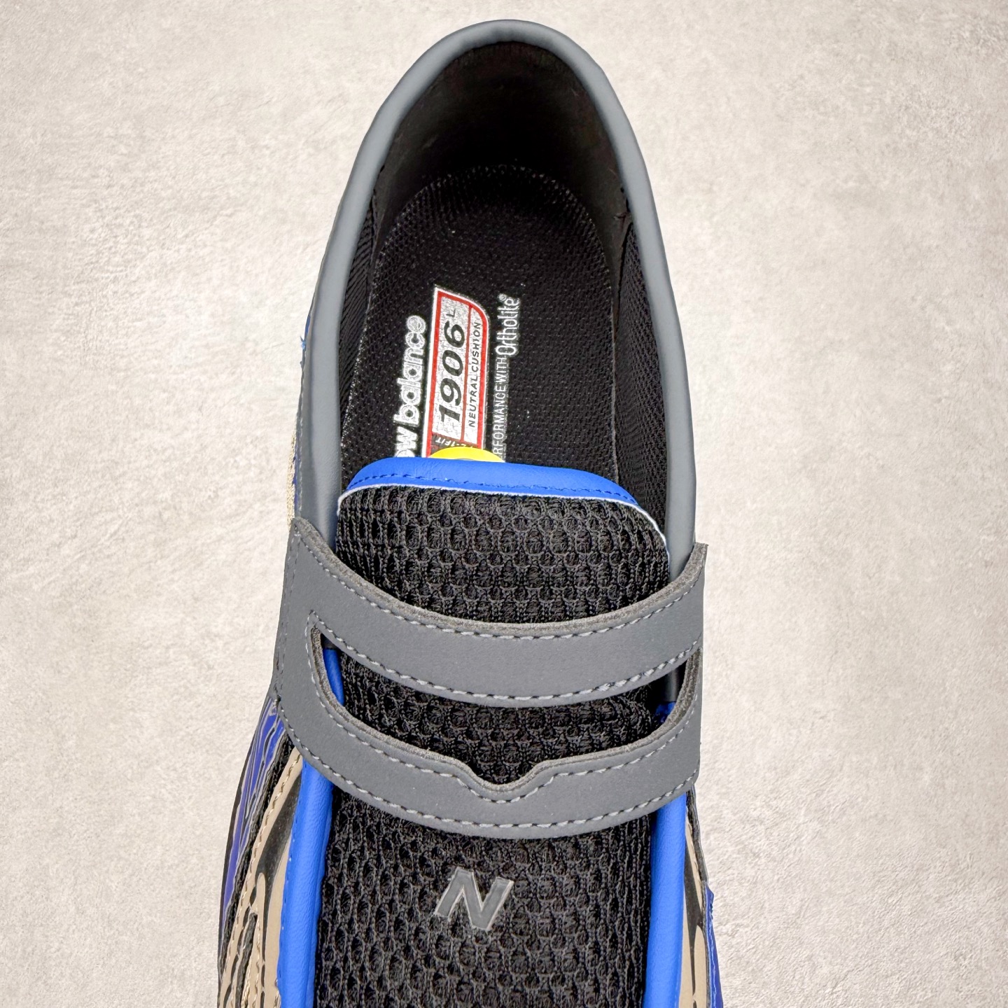 图片[5]-JUNYA WATANABE x New Balance NB 1906R 新百伦联名款舒适百搭防滑低帮生活休闲鞋乐福鞋 Junya Watanabe 和 New Balance 再次联手，推出了全新的合作款——1906 Loafer。这款跨越运动鞋与皮鞋界限的设计。设计将 New Balance 1906R 的技术与经典皮革便鞋的风格完美融合。厚实的鞋底与精致的漆皮鞋面，不仅保留了运动鞋的舒适感，还能轻松驾驭休闲与正式造型。一位国外鞋友对此鞋的评价颇具趣味：“这是开完重要会议后，立马开始 5K 长跑的理想鞋款。”-选品中心