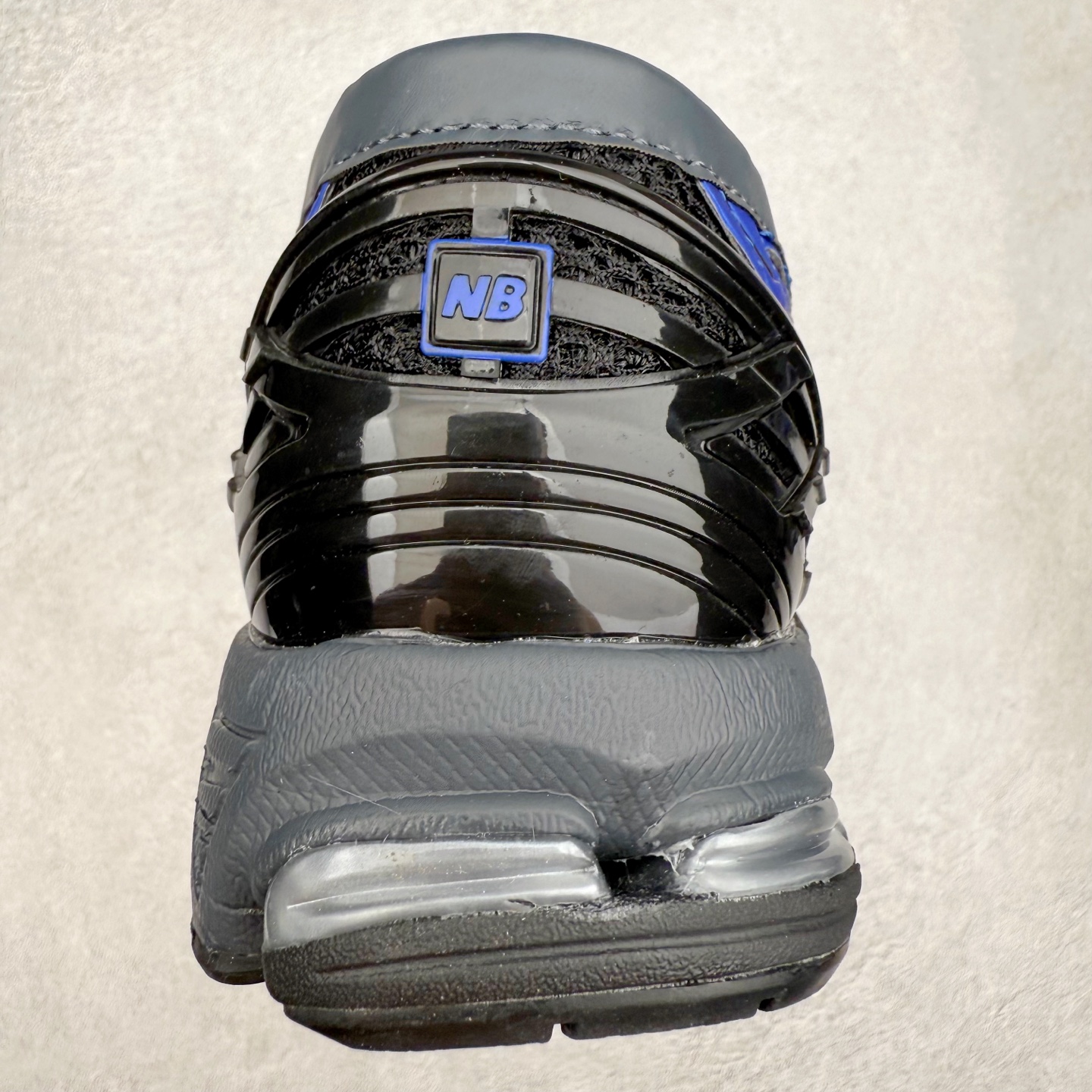 图片[8]-JUNYA WATANABE x New Balance NB 1906R 新百伦联名款舒适百搭防滑低帮生活休闲鞋乐福鞋 Junya Watanabe 和 New Balance 再次联手，推出了全新的合作款——1906 Loafer。这款跨越运动鞋与皮鞋界限的设计。设计将 New Balance 1906R 的技术与经典皮革便鞋的风格完美融合。厚实的鞋底与精致的漆皮鞋面，不仅保留了运动鞋的舒适感，还能轻松驾驭休闲与正式造型。一位国外鞋友对此鞋的评价颇具趣味：“这是开完重要会议后，立马开始 5K 长跑的理想鞋款。”-选品中心