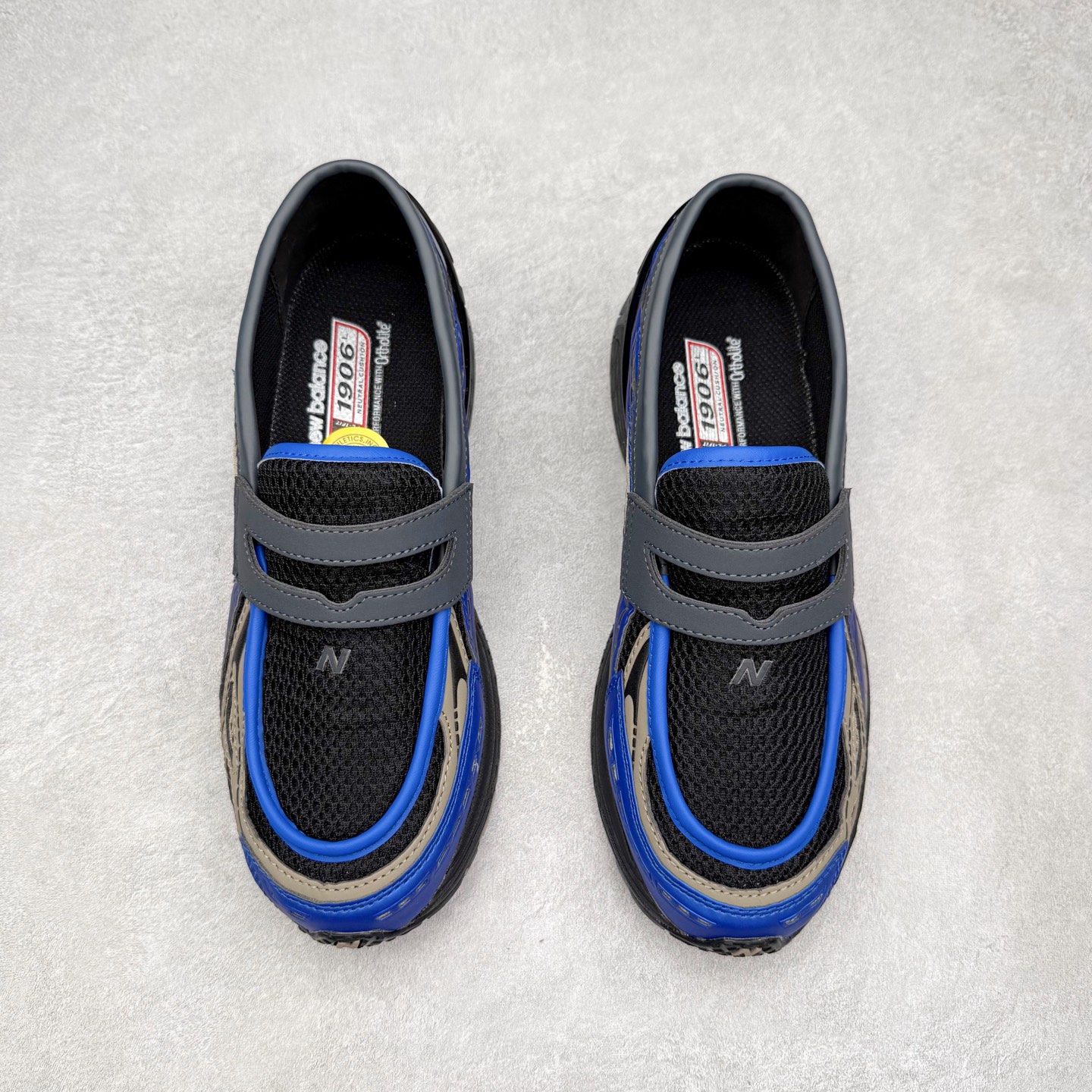 图片[2]-JUNYA WATANABE x New Balance NB 1906R 新百伦联名款舒适百搭防滑低帮生活休闲鞋乐福鞋 Junya Watanabe 和 New Balance 再次联手，推出了全新的合作款——1906 Loafer。这款跨越运动鞋与皮鞋界限的设计。设计将 New Balance 1906R 的技术与经典皮革便鞋的风格完美融合。厚实的鞋底与精致的漆皮鞋面，不仅保留了运动鞋的舒适感，还能轻松驾驭休闲与正式造型。一位国外鞋友对此鞋的评价颇具趣味：“这是开完重要会议后，立马开始 5K 长跑的理想鞋款。”-选品中心