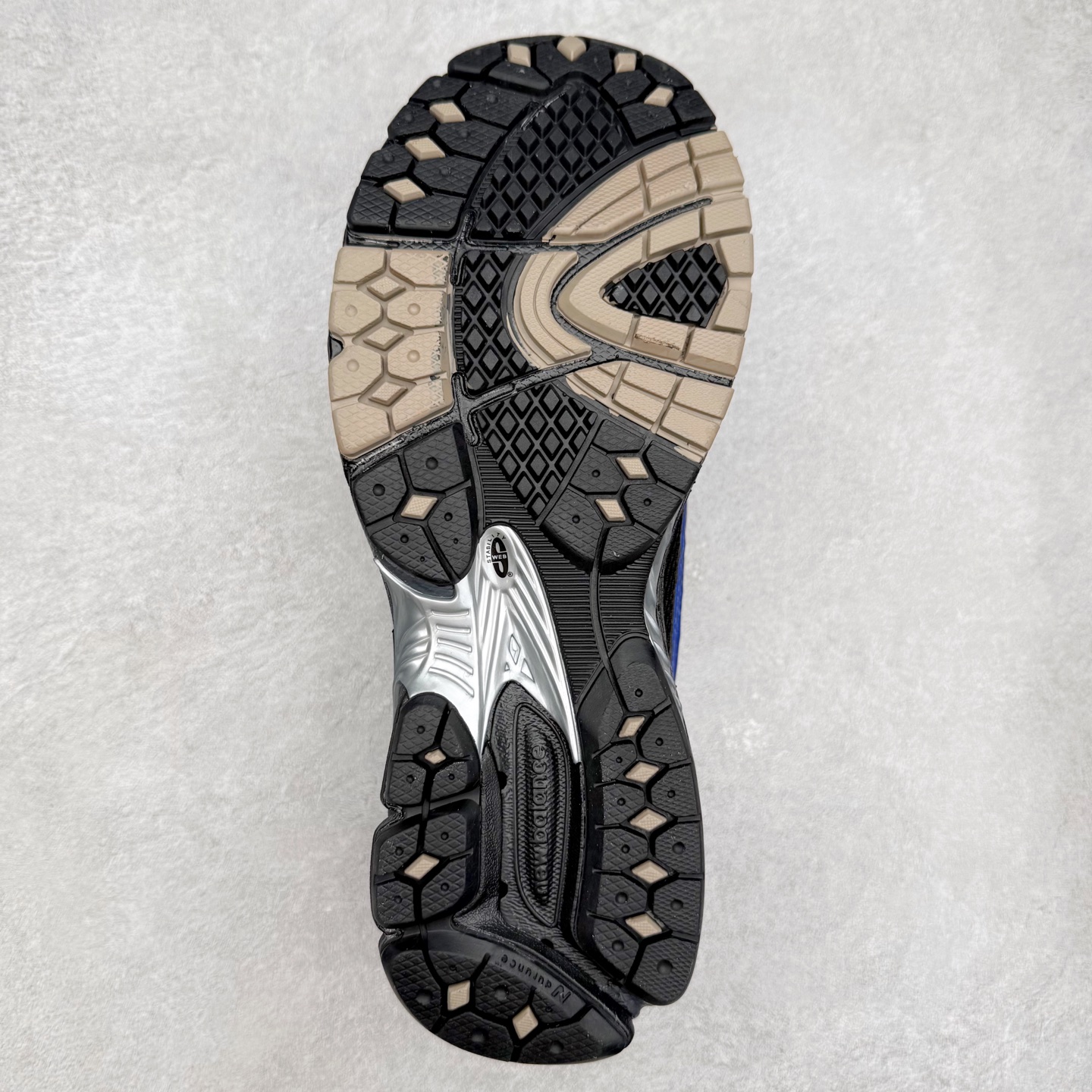 图片[9]-JUNYA WATANABE x New Balance NB 1906R 新百伦联名款舒适百搭防滑低帮生活休闲鞋乐福鞋 Junya Watanabe 和 New Balance 再次联手，推出了全新的合作款——1906 Loafer。这款跨越运动鞋与皮鞋界限的设计。设计将 New Balance 1906R 的技术与经典皮革便鞋的风格完美融合。厚实的鞋底与精致的漆皮鞋面，不仅保留了运动鞋的舒适感，还能轻松驾驭休闲与正式造型。一位国外鞋友对此鞋的评价颇具趣味：“这是开完重要会议后，立马开始 5K 长跑的理想鞋款。”-选品中心