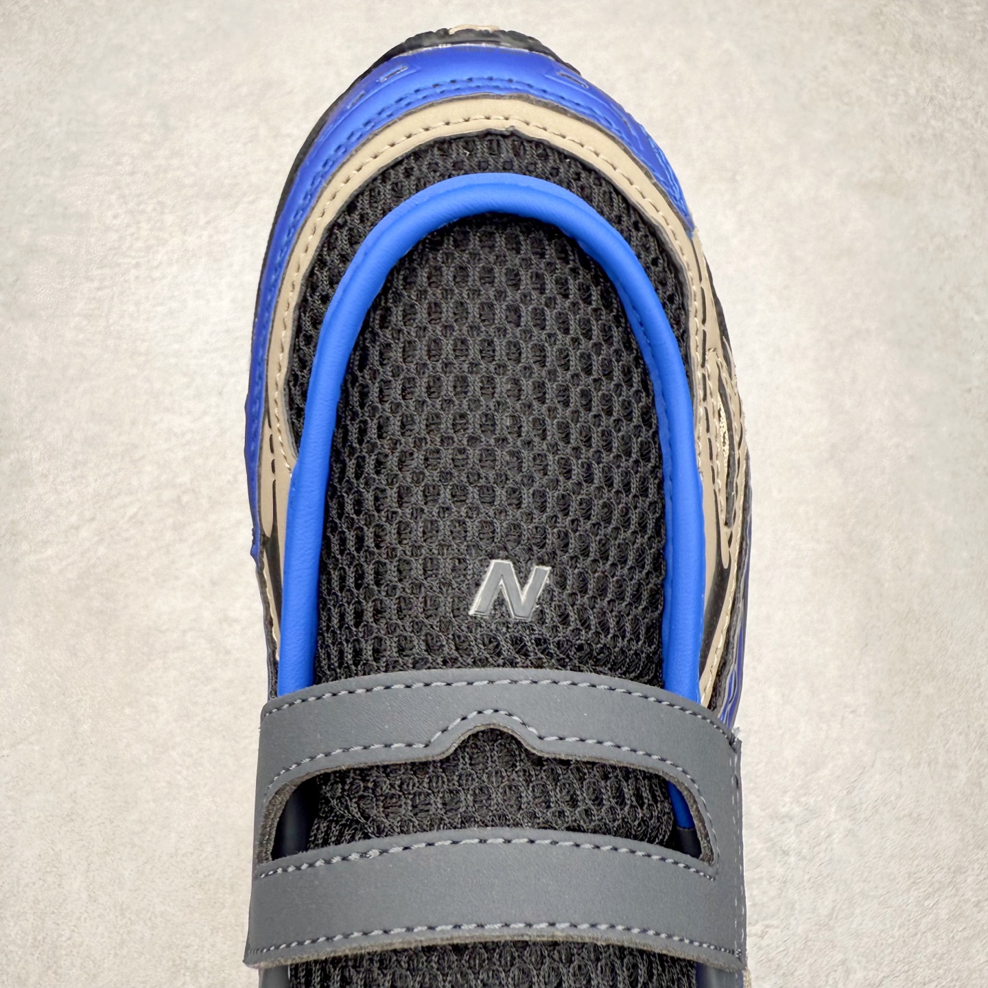 图片[4]-JUNYA WATANABE x New Balance NB 1906R 新百伦联名款舒适百搭防滑低帮生活休闲鞋乐福鞋 Junya Watanabe 和 New Balance 再次联手，推出了全新的合作款——1906 Loafer。这款跨越运动鞋与皮鞋界限的设计。设计将 New Balance 1906R 的技术与经典皮革便鞋的风格完美融合。厚实的鞋底与精致的漆皮鞋面，不仅保留了运动鞋的舒适感，还能轻松驾驭休闲与正式造型。一位国外鞋友对此鞋的评价颇具趣味：“这是开完重要会议后，立马开始 5K 长跑的理想鞋款。”-选品中心