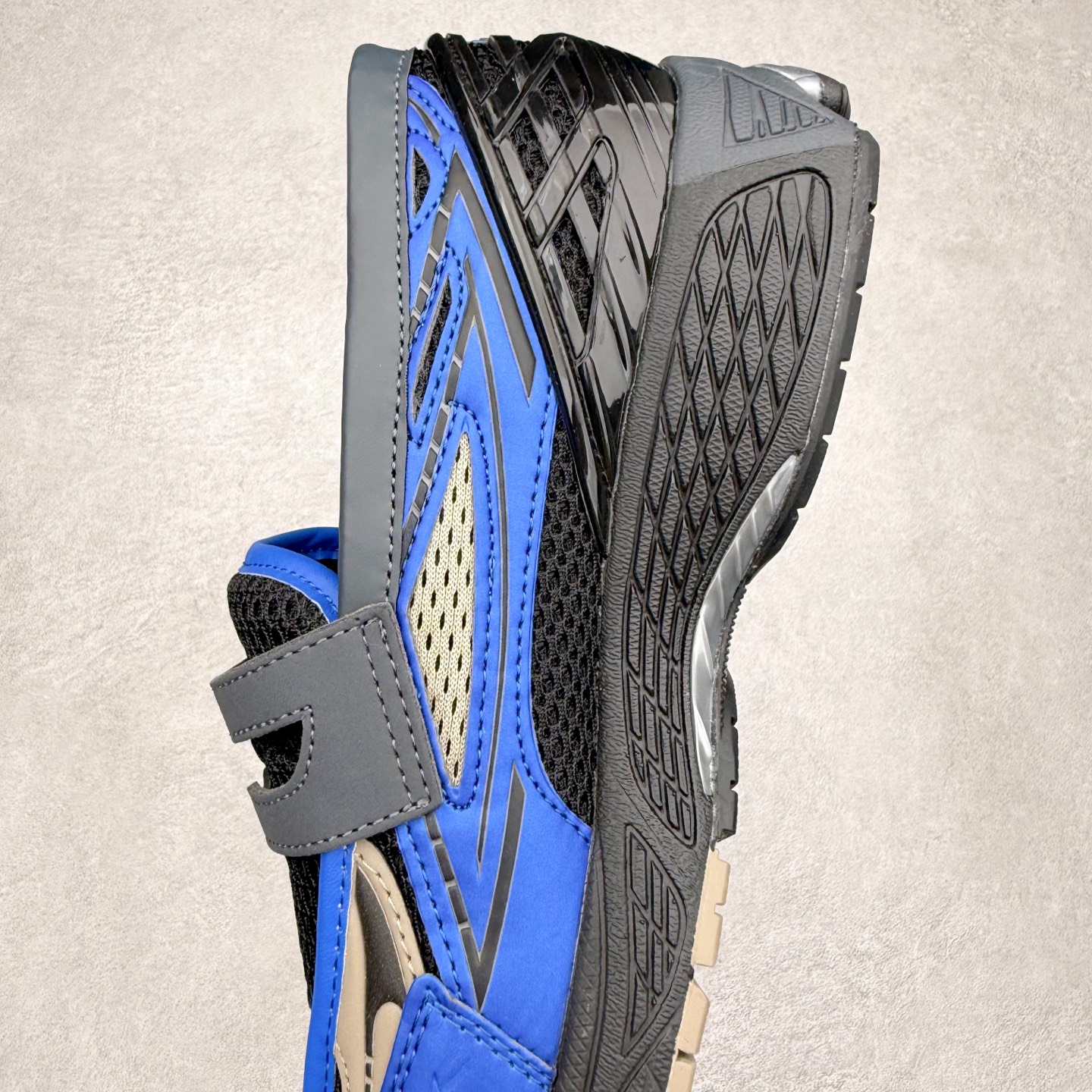 图片[7]-JUNYA WATANABE x New Balance NB 1906R 新百伦联名款舒适百搭防滑低帮生活休闲鞋乐福鞋 Junya Watanabe 和 New Balance 再次联手，推出了全新的合作款——1906 Loafer。这款跨越运动鞋与皮鞋界限的设计。设计将 New Balance 1906R 的技术与经典皮革便鞋的风格完美融合。厚实的鞋底与精致的漆皮鞋面，不仅保留了运动鞋的舒适感，还能轻松驾驭休闲与正式造型。一位国外鞋友对此鞋的评价颇具趣味：“这是开完重要会议后，立马开始 5K 长跑的理想鞋款。”-选品中心