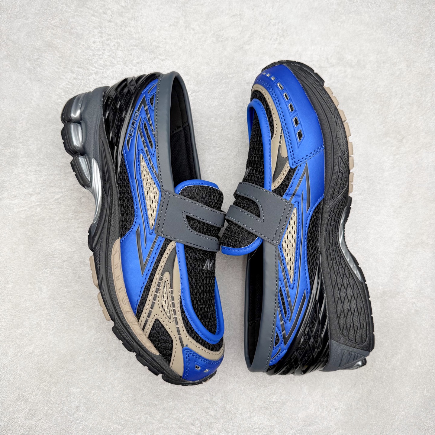 图片[3]-JUNYA WATANABE x New Balance NB 1906R 新百伦联名款舒适百搭防滑低帮生活休闲鞋乐福鞋 Junya Watanabe 和 New Balance 再次联手，推出了全新的合作款——1906 Loafer。这款跨越运动鞋与皮鞋界限的设计。设计将 New Balance 1906R 的技术与经典皮革便鞋的风格完美融合。厚实的鞋底与精致的漆皮鞋面，不仅保留了运动鞋的舒适感，还能轻松驾驭休闲与正式造型。一位国外鞋友对此鞋的评价颇具趣味：“这是开完重要会议后，立马开始 5K 长跑的理想鞋款。”-选品中心