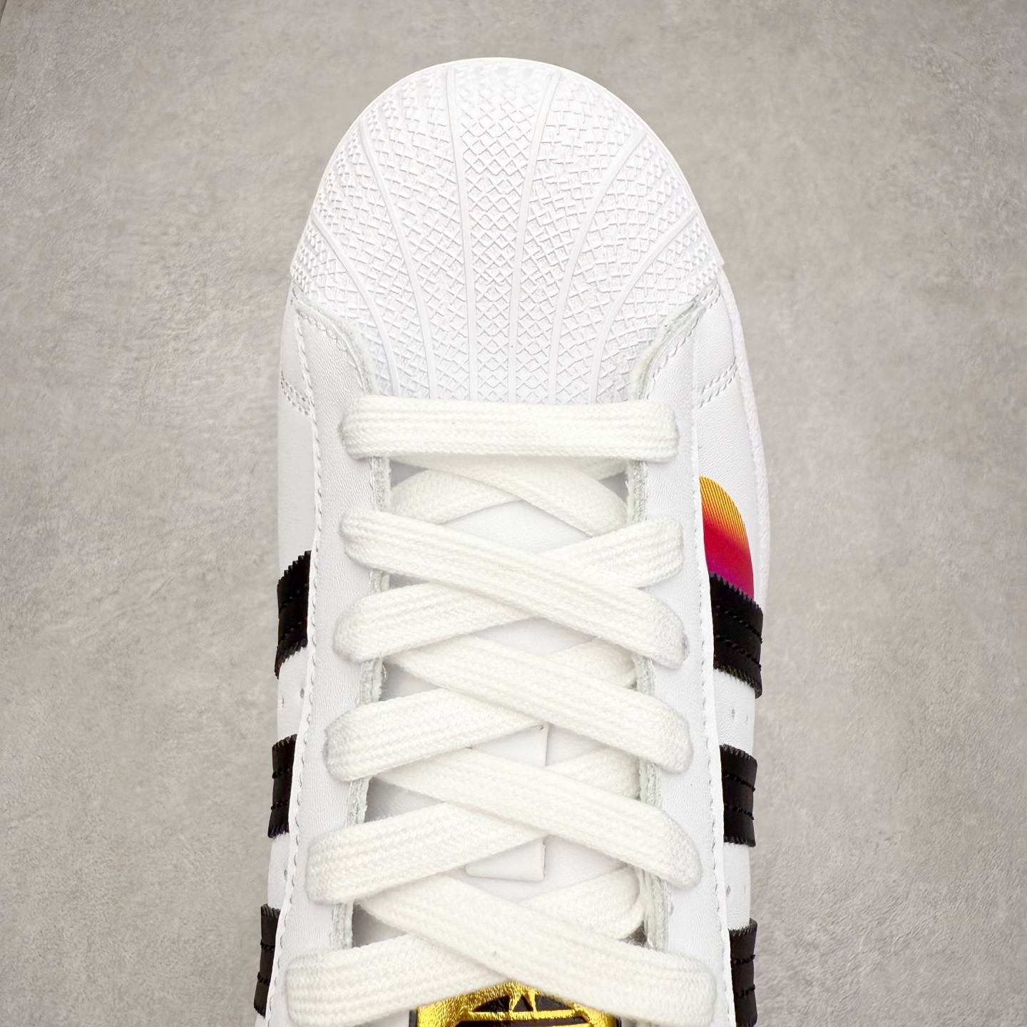 图片[4]-AD Originals Superstar 经典复古贝壳头板鞋 EG4958 诞生于1969年 是第一双将全皮面鞋 身与橡胶鞋头结合在一起的低帮篮球鞋 Superstar最开始 是作为高帮篮球鞋Pro Model的低帮版本而出现的 但因为其独特和醒目的橡胶鞋头造型而让大家熟知 被大家形象地称为\\\”shelltoe\\\”贝壳头 在70年代的美国职业篮球场上 接近3/4的NBA球员都将这双Superstar作为场上用鞋 80年代之后 经过不断的改良和发展 Superstar逐渐成为横跨时装、音乐、街头文化、休闲和运动等各大领域的时尚潮鞋 尺码：36 36.5 37 38 38.5 39 40 40.5 41 42 42.5 43 44 44.5 45-选品中心