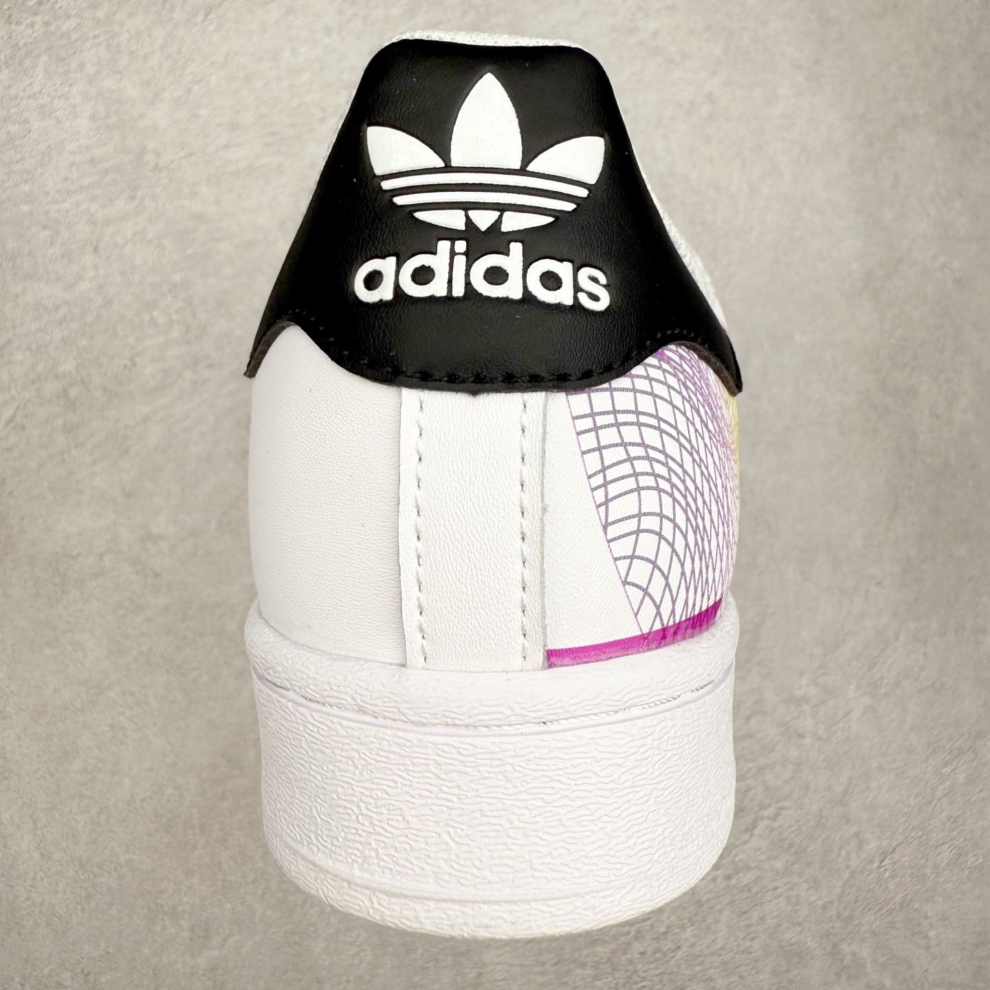 图片[8]-AD Originals Superstar 经典复古贝壳头板鞋 EG4958 诞生于1969年 是第一双将全皮面鞋 身与橡胶鞋头结合在一起的低帮篮球鞋 Superstar最开始 是作为高帮篮球鞋Pro Model的低帮版本而出现的 但因为其独特和醒目的橡胶鞋头造型而让大家熟知 被大家形象地称为\\\”shelltoe\\\”贝壳头 在70年代的美国职业篮球场上 接近3/4的NBA球员都将这双Superstar作为场上用鞋 80年代之后 经过不断的改良和发展 Superstar逐渐成为横跨时装、音乐、街头文化、休闲和运动等各大领域的时尚潮鞋 尺码：36 36.5 37 38 38.5 39 40 40.5 41 42 42.5 43 44 44.5 45-选品中心