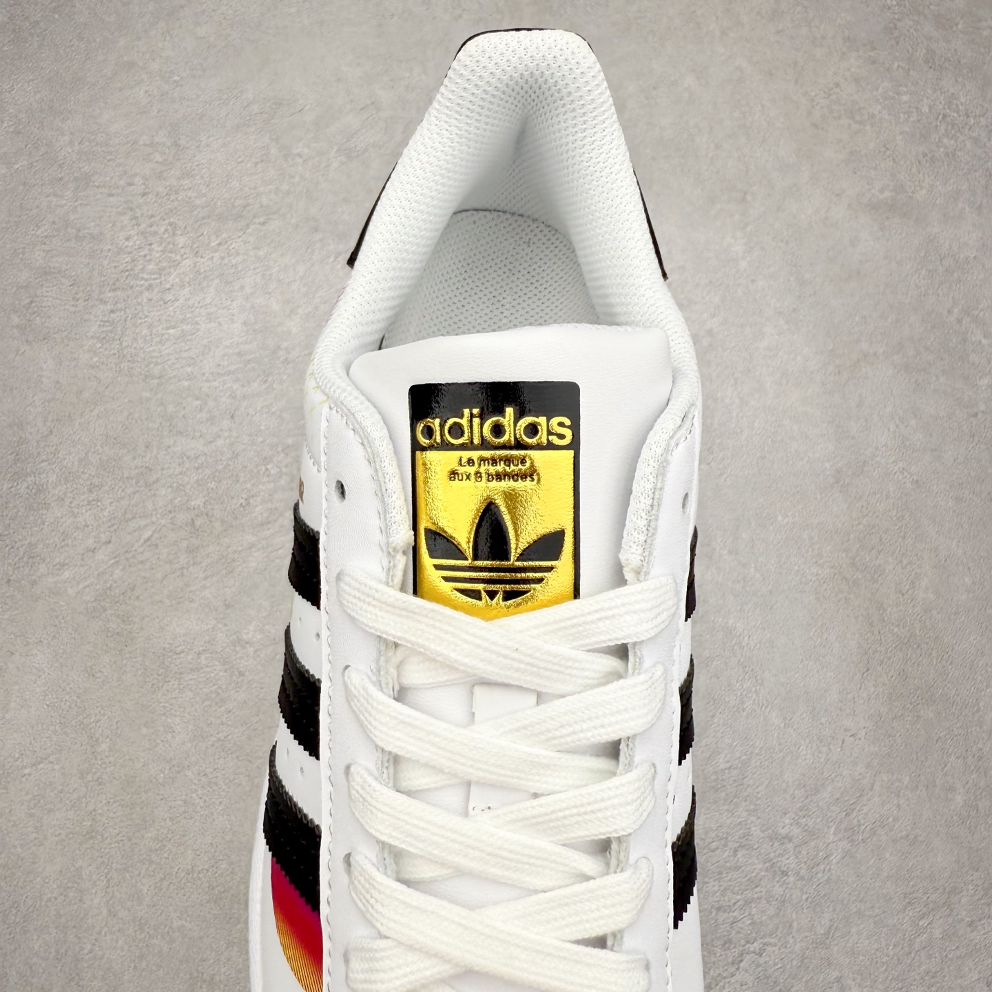 图片[5]-AD Originals Superstar 经典复古贝壳头板鞋 EG4958 诞生于1969年 是第一双将全皮面鞋 身与橡胶鞋头结合在一起的低帮篮球鞋 Superstar最开始 是作为高帮篮球鞋Pro Model的低帮版本而出现的 但因为其独特和醒目的橡胶鞋头造型而让大家熟知 被大家形象地称为\\\”shelltoe\\\”贝壳头 在70年代的美国职业篮球场上 接近3/4的NBA球员都将这双Superstar作为场上用鞋 80年代之后 经过不断的改良和发展 Superstar逐渐成为横跨时装、音乐、街头文化、休闲和运动等各大领域的时尚潮鞋 尺码：36 36.5 37 38 38.5 39 40 40.5 41 42 42.5 43 44 44.5 45-选品中心