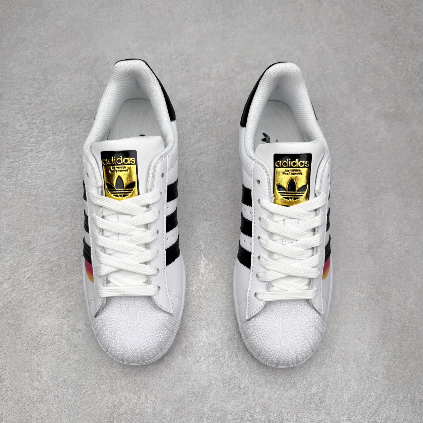 图片[2]-AD Originals Superstar 经典复古贝壳头板鞋 EG4958 诞生于1969年 是第一双将全皮面鞋 身与橡胶鞋头结合在一起的低帮篮球鞋 Superstar最开始 是作为高帮篮球鞋Pro Model的低帮版本而出现的 但因为其独特和醒目的橡胶鞋头造型而让大家熟知 被大家形象地称为\\\”shelltoe\\\”贝壳头 在70年代的美国职业篮球场上 接近3/4的NBA球员都将这双Superstar作为场上用鞋 80年代之后 经过不断的改良和发展 Superstar逐渐成为横跨时装、音乐、街头文化、休闲和运动等各大领域的时尚潮鞋 尺码：36 36.5 37 38 38.5 39 40 40.5 41 42 42.5 43 44 44.5 45-选品中心