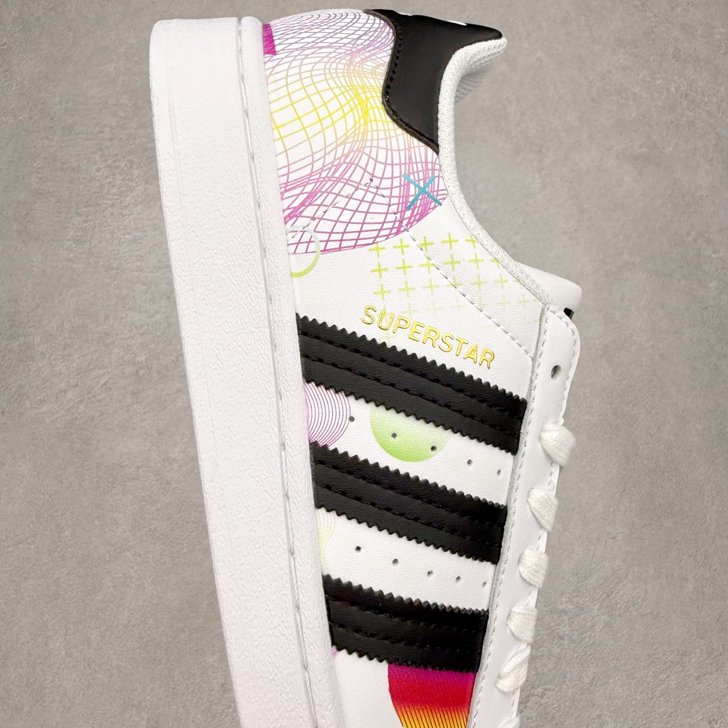 图片[6]-AD Originals Superstar 经典复古贝壳头板鞋 EG4958 诞生于1969年 是第一双将全皮面鞋 身与橡胶鞋头结合在一起的低帮篮球鞋 Superstar最开始 是作为高帮篮球鞋Pro Model的低帮版本而出现的 但因为其独特和醒目的橡胶鞋头造型而让大家熟知 被大家形象地称为\\\”shelltoe\\\”贝壳头 在70年代的美国职业篮球场上 接近3/4的NBA球员都将这双Superstar作为场上用鞋 80年代之后 经过不断的改良和发展 Superstar逐渐成为横跨时装、音乐、街头文化、休闲和运动等各大领域的时尚潮鞋 尺码：36 36.5 37 38 38.5 39 40 40.5 41 42 42.5 43 44 44.5 45-选品中心