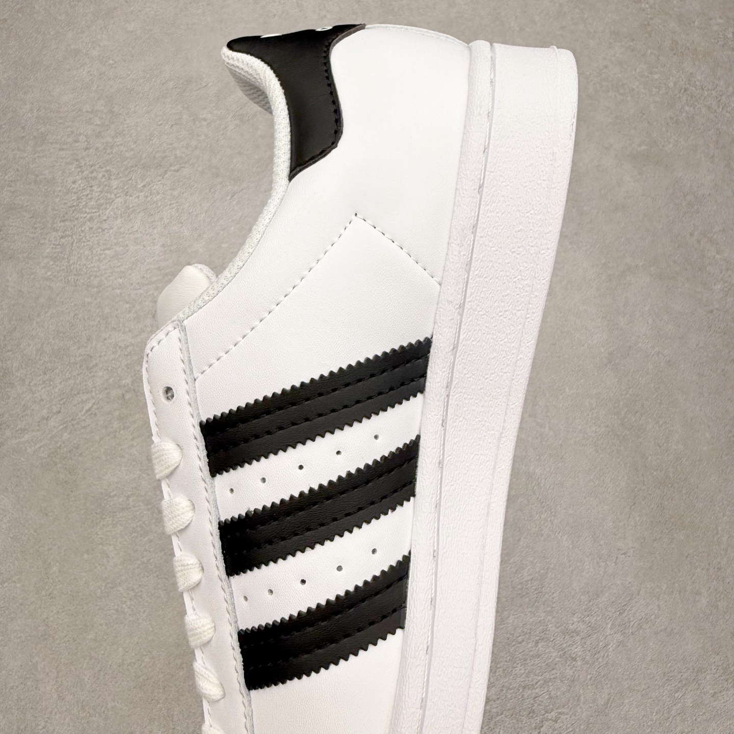 图片[7]-AD Originals Superstar 经典复古贝壳头板鞋 EG4958 诞生于1969年 是第一双将全皮面鞋 身与橡胶鞋头结合在一起的低帮篮球鞋 Superstar最开始 是作为高帮篮球鞋Pro Model的低帮版本而出现的 但因为其独特和醒目的橡胶鞋头造型而让大家熟知 被大家形象地称为\\\”shelltoe\\\”贝壳头 在70年代的美国职业篮球场上 接近3/4的NBA球员都将这双Superstar作为场上用鞋 80年代之后 经过不断的改良和发展 Superstar逐渐成为横跨时装、音乐、街头文化、休闲和运动等各大领域的时尚潮鞋 尺码：36 36.5 37 38 38.5 39 40 40.5 41 42 42.5 43 44 44.5 45-选品中心