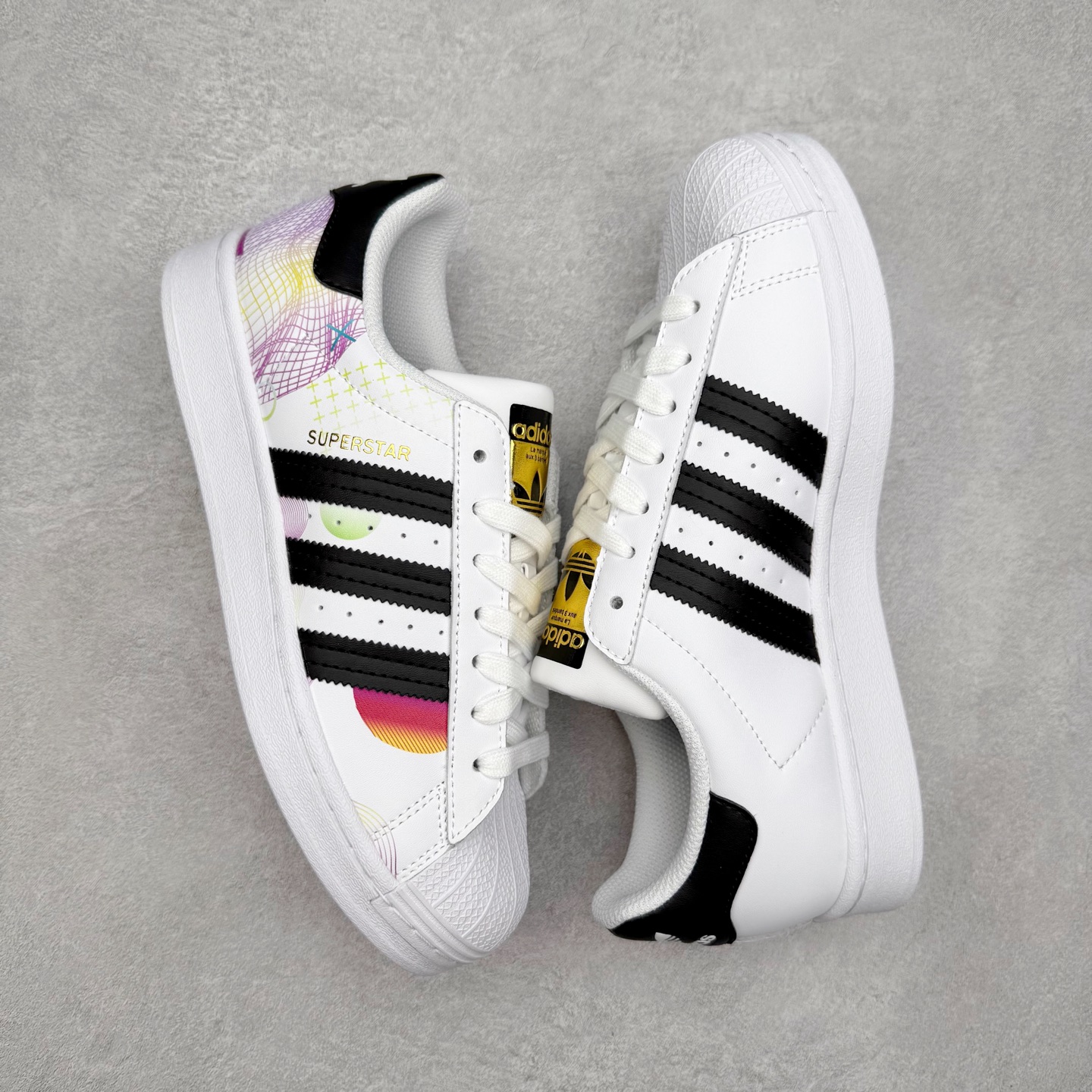 图片[3]-AD Originals Superstar 经典复古贝壳头板鞋 EG4958 诞生于1969年 是第一双将全皮面鞋 身与橡胶鞋头结合在一起的低帮篮球鞋 Superstar最开始 是作为高帮篮球鞋Pro Model的低帮版本而出现的 但因为其独特和醒目的橡胶鞋头造型而让大家熟知 被大家形象地称为\\\”shelltoe\\\”贝壳头 在70年代的美国职业篮球场上 接近3/4的NBA球员都将这双Superstar作为场上用鞋 80年代之后 经过不断的改良和发展 Superstar逐渐成为横跨时装、音乐、街头文化、休闲和运动等各大领域的时尚潮鞋 尺码：36 36.5 37 38 38.5 39 40 40.5 41 42 42.5 43 44 44.5 45-选品中心