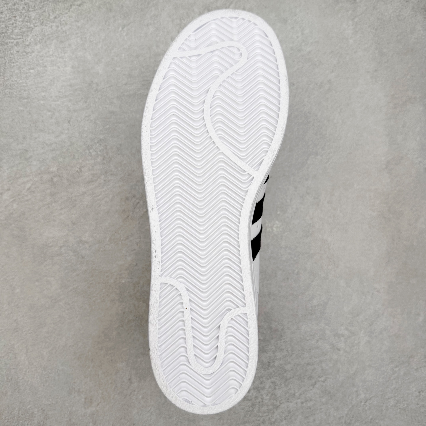 图片[9]-AD Originals Superstar 经典复古贝壳头板鞋 EG4958 诞生于1969年 是第一双将全皮面鞋 身与橡胶鞋头结合在一起的低帮篮球鞋 Superstar最开始 是作为高帮篮球鞋Pro Model的低帮版本而出现的 但因为其独特和醒目的橡胶鞋头造型而让大家熟知 被大家形象地称为\\\”shelltoe\\\”贝壳头 在70年代的美国职业篮球场上 接近3/4的NBA球员都将这双Superstar作为场上用鞋 80年代之后 经过不断的改良和发展 Superstar逐渐成为横跨时装、音乐、街头文化、休闲和运动等各大领域的时尚潮鞋 尺码：36 36.5 37 38 38.5 39 40 40.5 41 42 42.5 43 44 44.5 45-选品中心