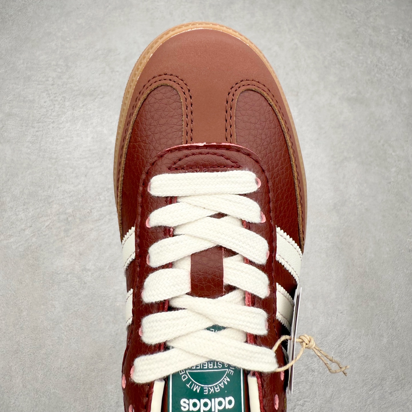 图片[4]-AD Original Samba OG 复古经典轻便板鞋 JR0892 口碑大厂出品 品控大底版型不断改良更新 全套原纸板楦头开发 确保原汁原味 完美呈现桑巴版型 一比一鞋头弧度高度鞋身弧度 此版本只针对中端市场 皮料材质有所更替 其他数据细节工艺流程均保持一致 绝不口嗨 细节品控鞋型随意对比 正确烫金高频细节 原装纳米超迁皮料 独家私模橡胶大底 原盒原配 这款桑巴鞋展示了高质量的工艺 带有装饰的超锁缝制和无缝的手感 柔软、柔软的皮革造型和标志性的3条纹完成了精致的外观 正规合身鞋带 鞋面上有绒面鞋垫 橡胶鞋底 享受正畸套筒软感 自50年代首次亮相以来就一直在赢得粉丝的青睐 尺码：35.5 36 36.5 37.5 38 38.5 39 40 40.5 41 42 42.5 43 44 44.5 45-选品中心