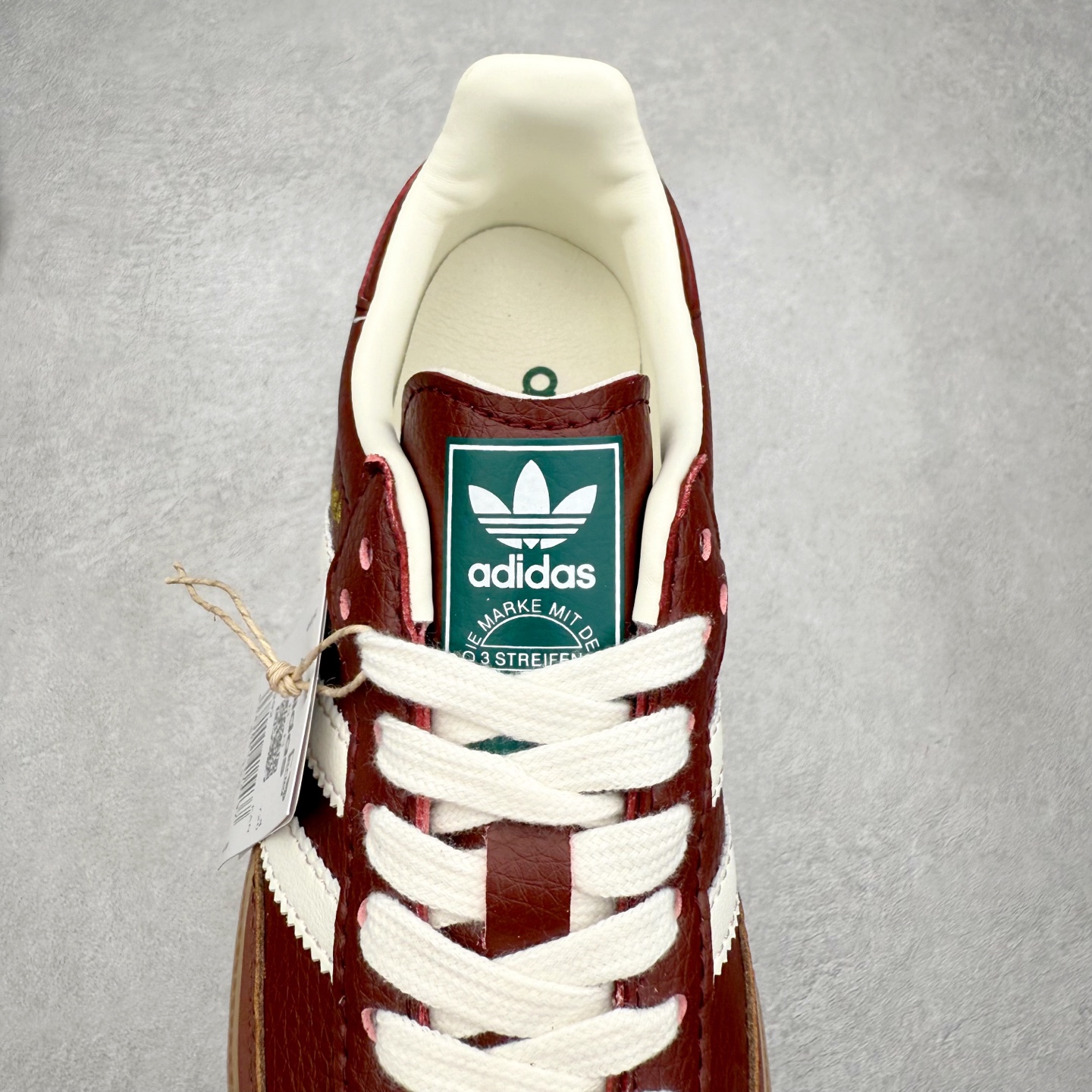 图片[5]-AD Original Samba OG 复古经典轻便板鞋 JR0892 口碑大厂出品 品控大底版型不断改良更新 全套原纸板楦头开发 确保原汁原味 完美呈现桑巴版型 一比一鞋头弧度高度鞋身弧度 此版本只针对中端市场 皮料材质有所更替 其他数据细节工艺流程均保持一致 绝不口嗨 细节品控鞋型随意对比 正确烫金高频细节 原装纳米超迁皮料 独家私模橡胶大底 原盒原配 这款桑巴鞋展示了高质量的工艺 带有装饰的超锁缝制和无缝的手感 柔软、柔软的皮革造型和标志性的3条纹完成了精致的外观 正规合身鞋带 鞋面上有绒面鞋垫 橡胶鞋底 享受正畸套筒软感 自50年代首次亮相以来就一直在赢得粉丝的青睐 尺码：35.5 36 36.5 37.5 38 38.5 39 40 40.5 41 42 42.5 43 44 44.5 45-选品中心